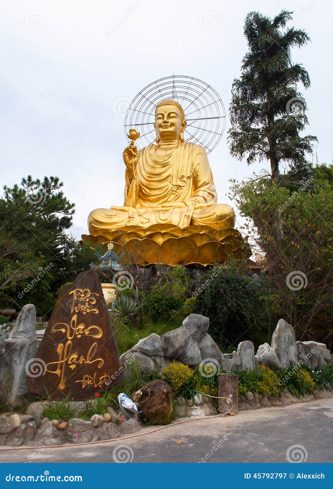 Riese, der goldenen Buddha sitzt. Riese, der goldenen Buddha in Dalat, Vietnam sitzt