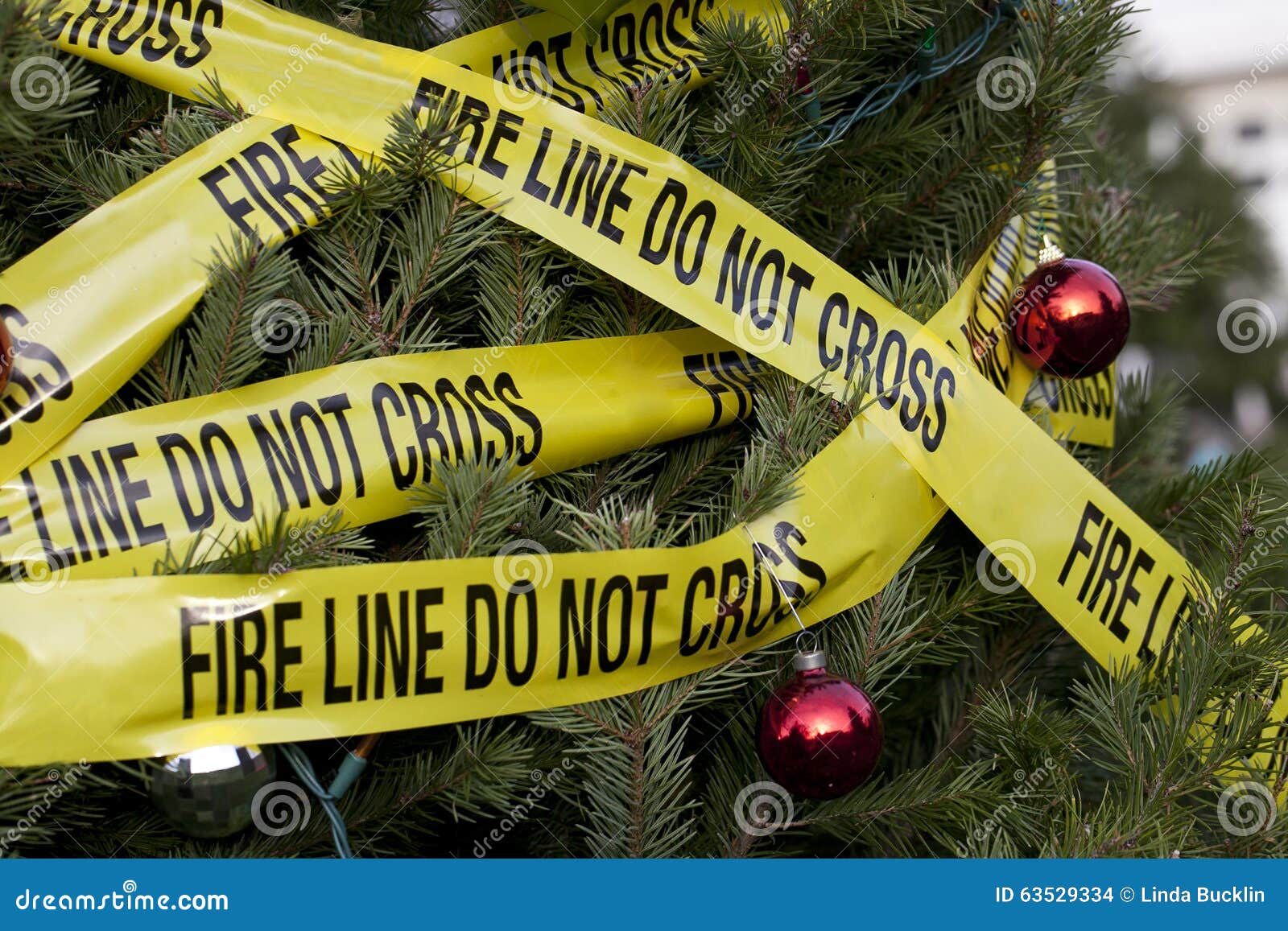 Riesgo De Incendio En Navidad Foto de archivo - Imagen de peligro,  seguridad: 63529334, image size:1600x1157