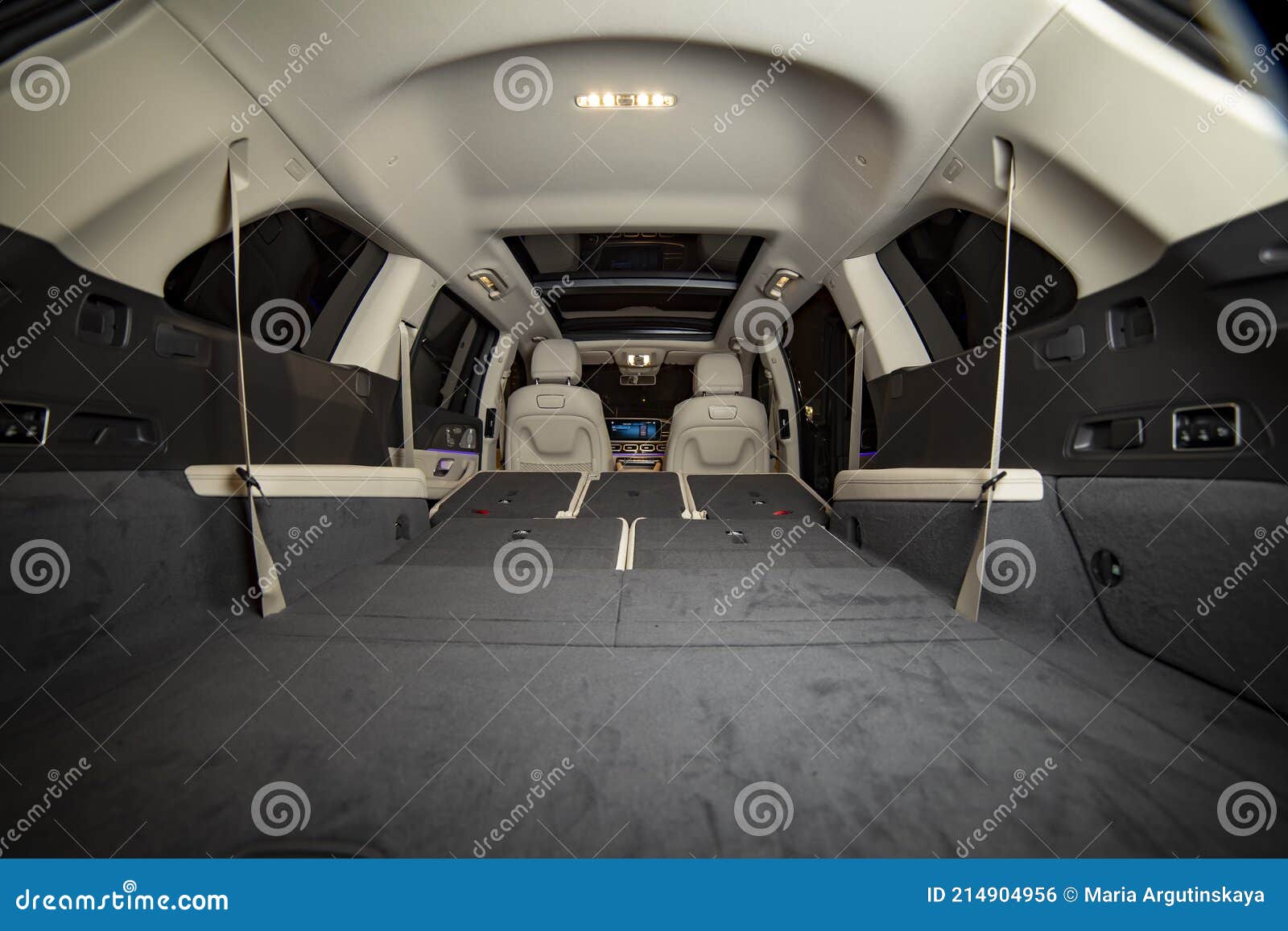 https://thumbs.dreamstime.com/z/riesige-leere-auto-kofferraum-premium-licht-farbe-interieur-von-suv-r%C3%BCcksitze-im-flachem-boden-gefaltet-r%C3%BCckansicht-214904956.jpg