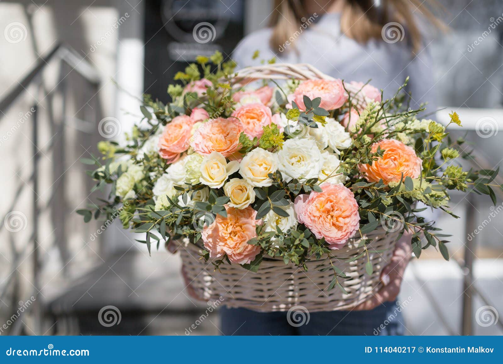 genie hart Actie Rieten Mand Met Bloemen in Vrouwen` S Handen Mooie Bloemsamenstelling  Floristryconcept De Kleuren Van De Lente Stock Afbeelding - Image of  samenstelling, mand: 114040217