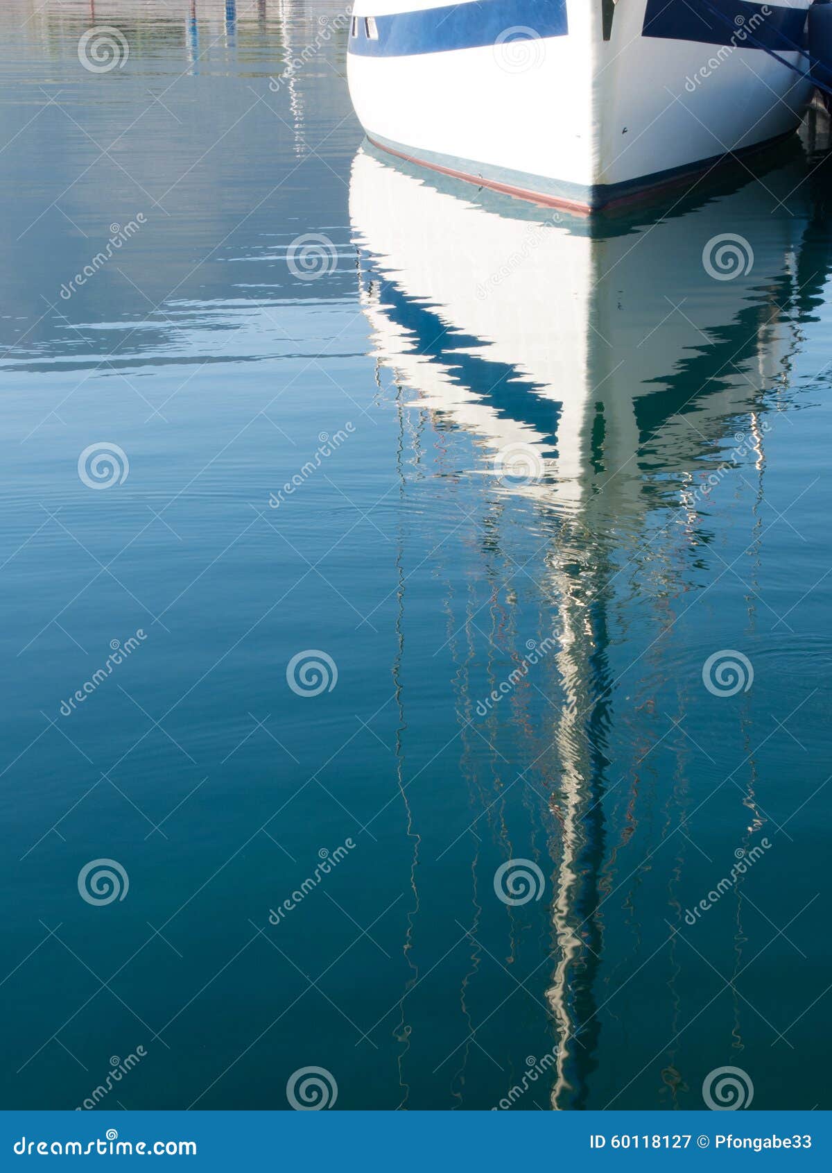 Riflessione dell'yacht nell'acqua nel porticciolo