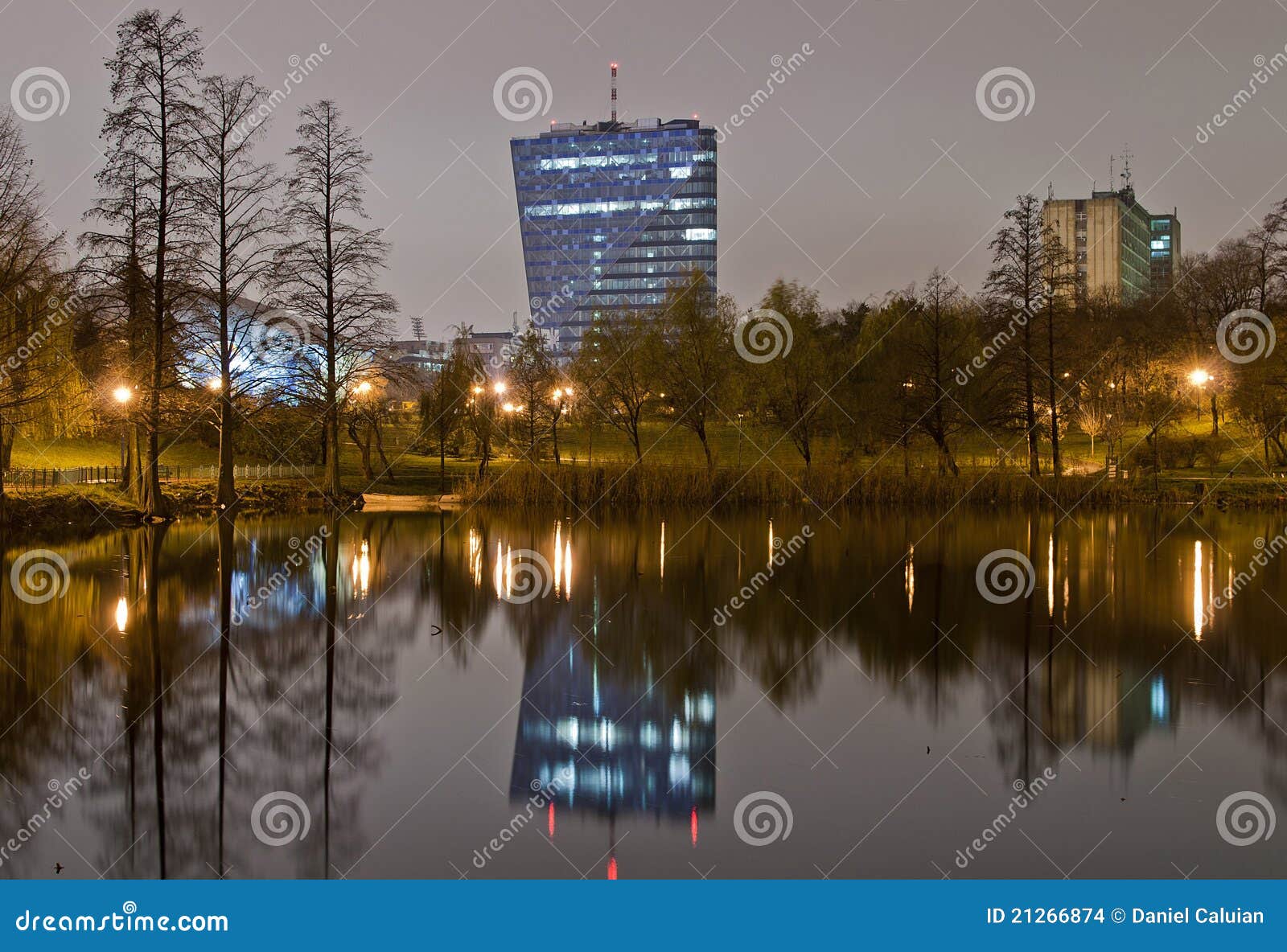 Riflessione nella notte. Paesaggio di notte della costruzione della torretta che affronta un lago