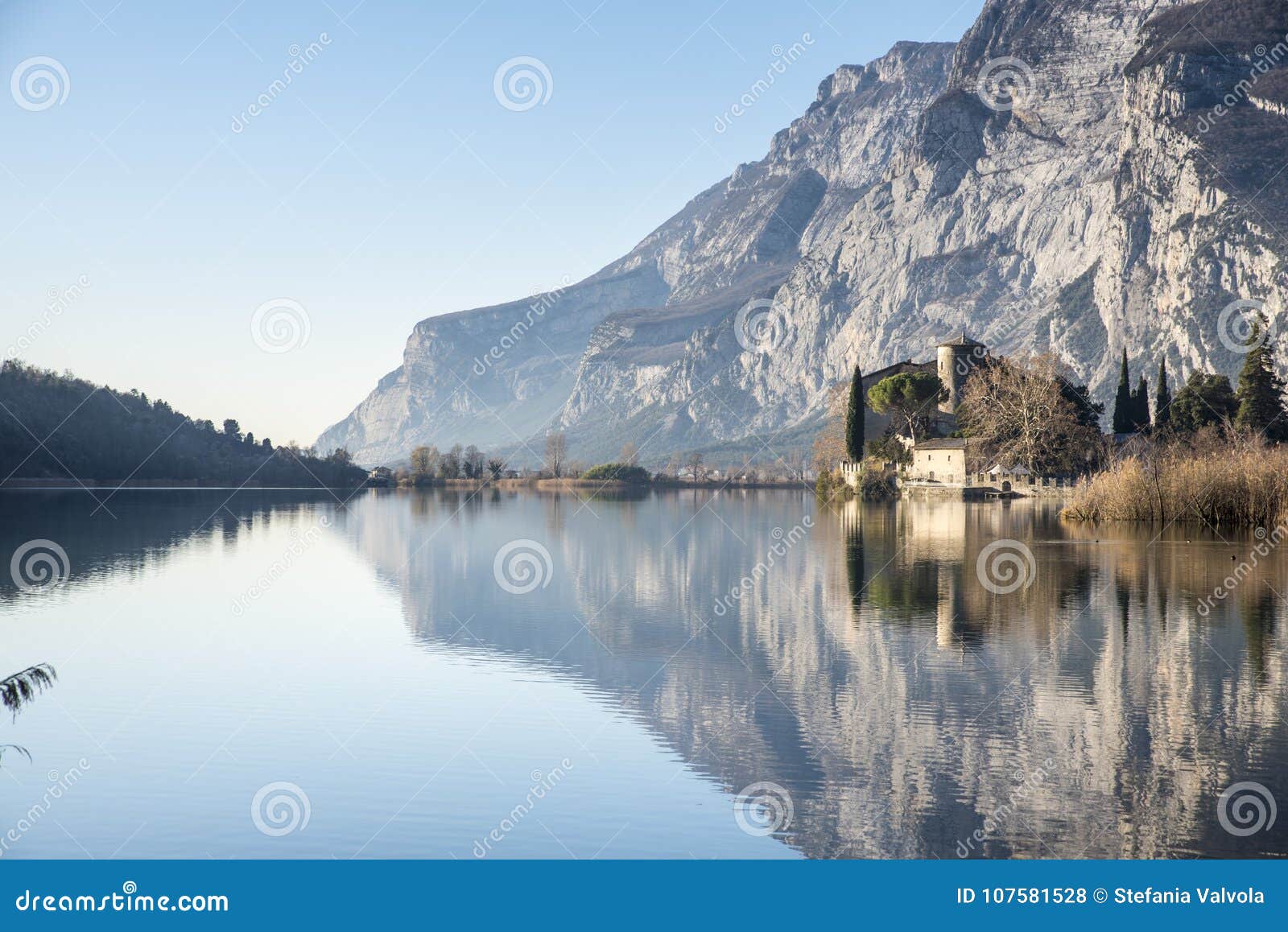 Riflessioni sul lago e sulle montagne del castello. In un lago incantato al piede delle alpi italiane il castello è riflesso nell'acqua