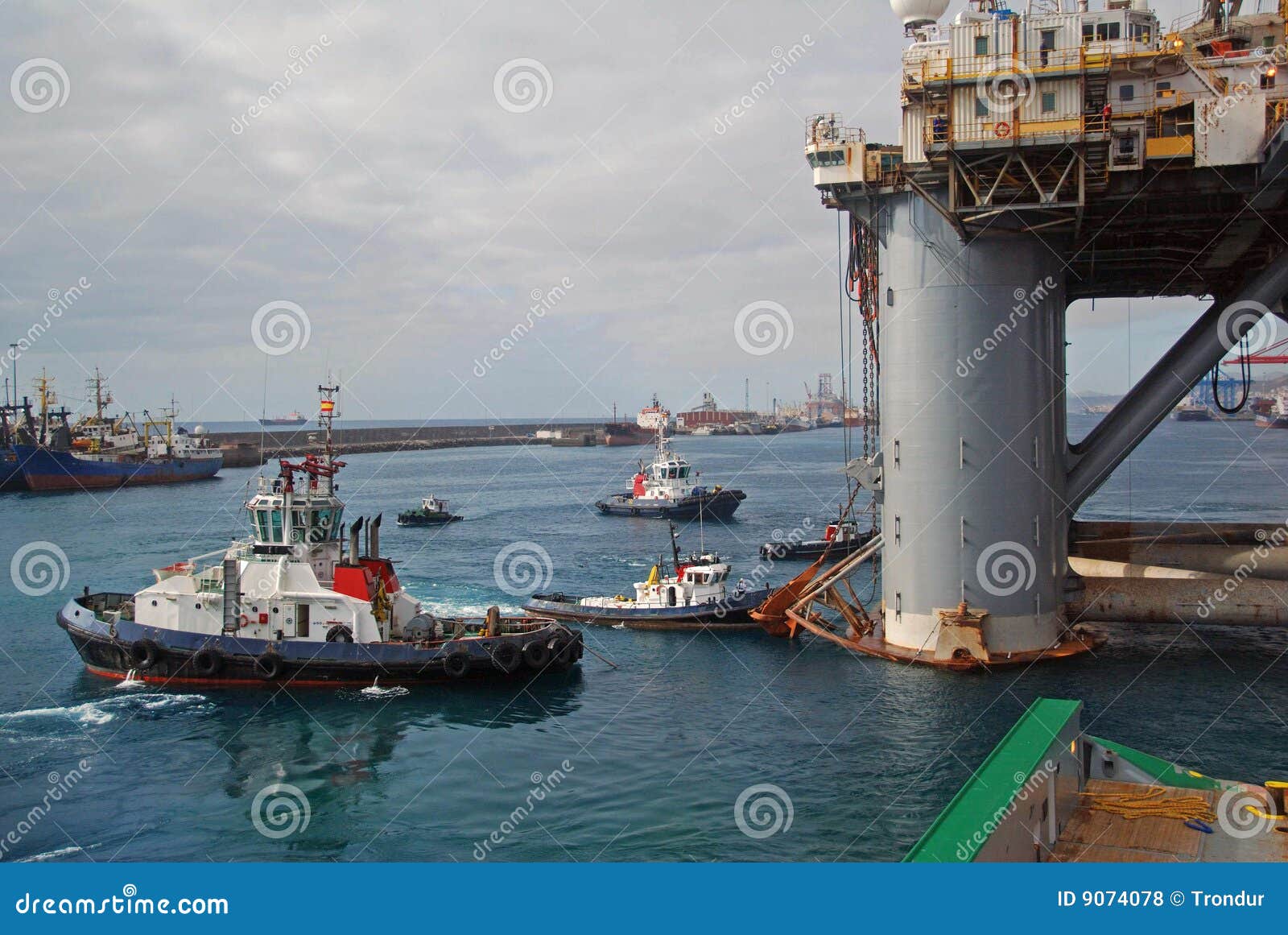 Rig Move Of An Semi Submersible Drilling Rig Royalty Free Stock Photos