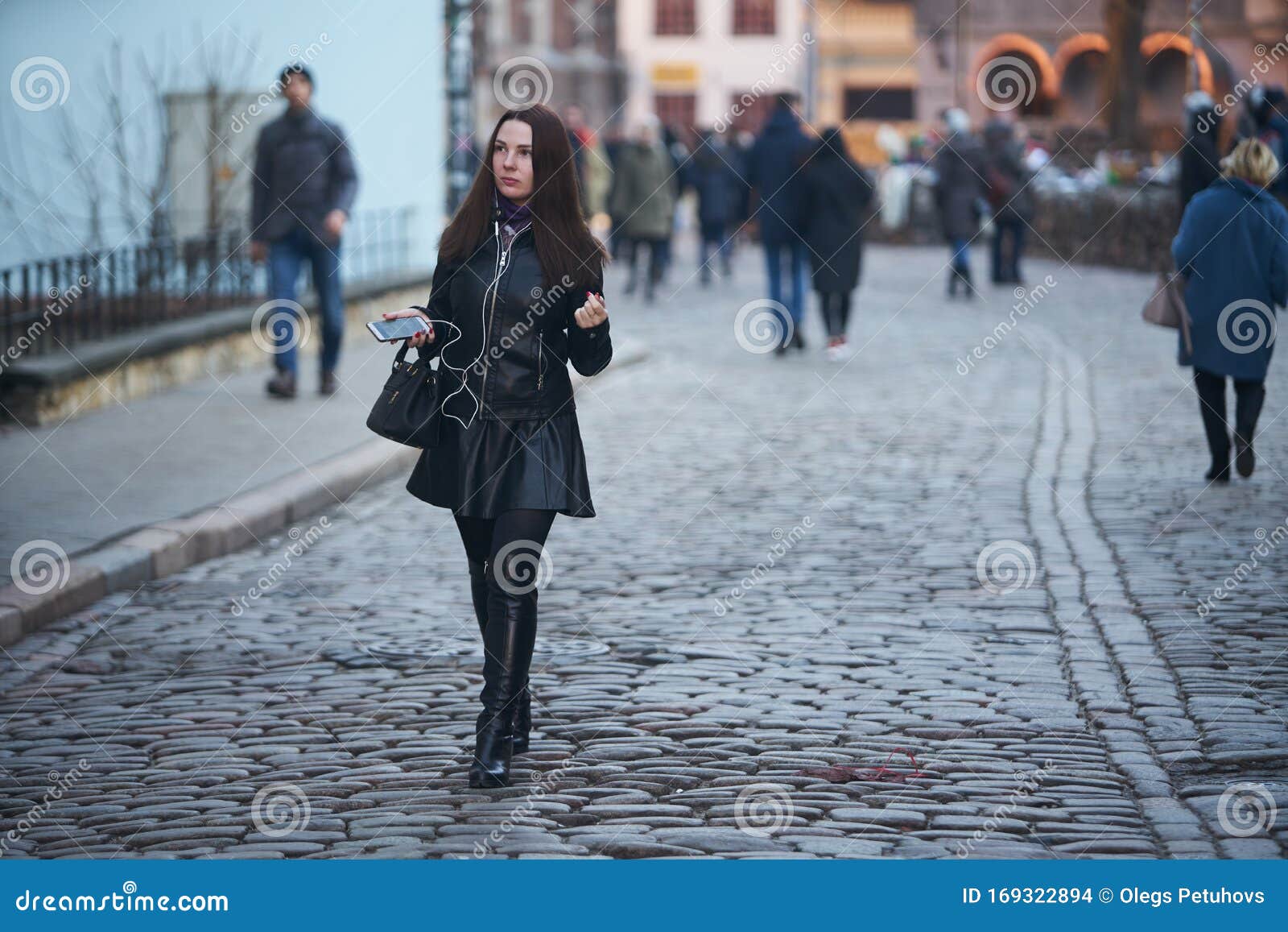 12-10-2018 RIga, Una Joven Y Elegante Mujer De Letonia Que Camina La Calle Vestida De Moda, Una Chaqueta De Cuero Negro Ot Imagen de archivo editorial Imagen de chaqueta,