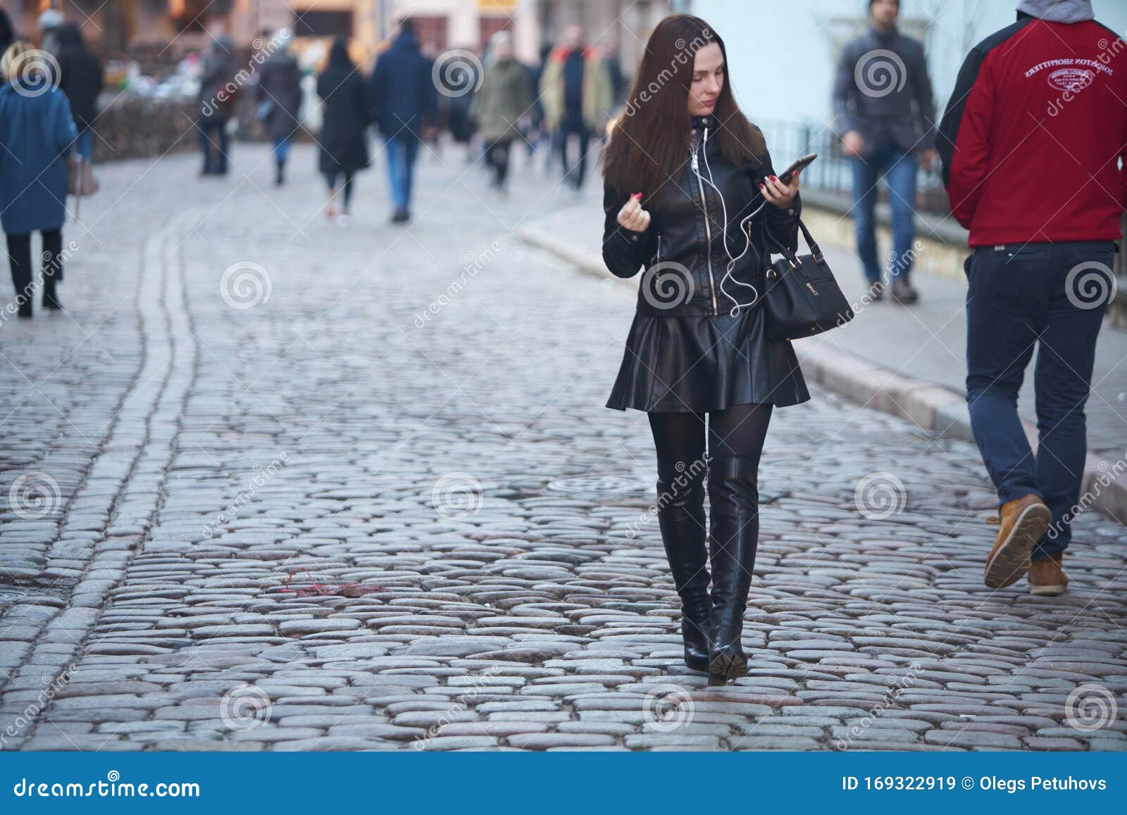12-10-2018 RIga, Una Y Mujer De Letonia Que Camina En La Calle Vestida De Con Una Chaqueta De Cuero Negro Ot Imagen de archivo editorial - Imagen de negro,