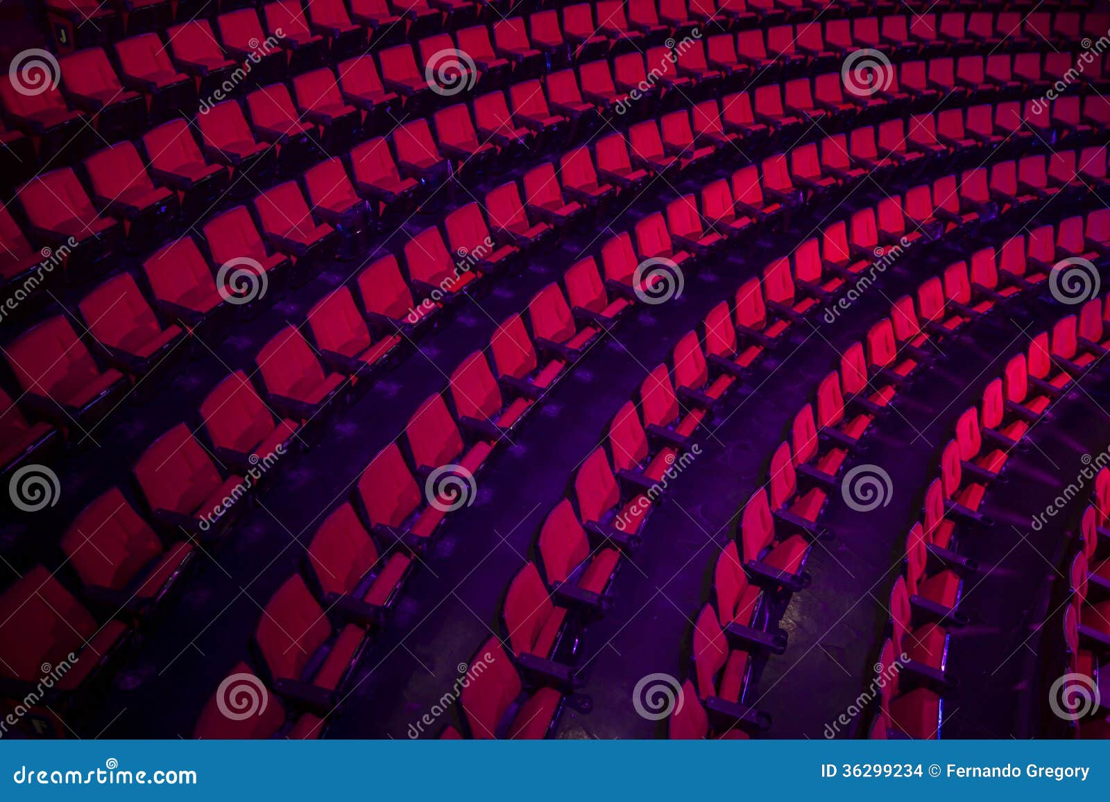 Rijen van lege theaterzetels. Lege rijen van rode theater of filmzetels