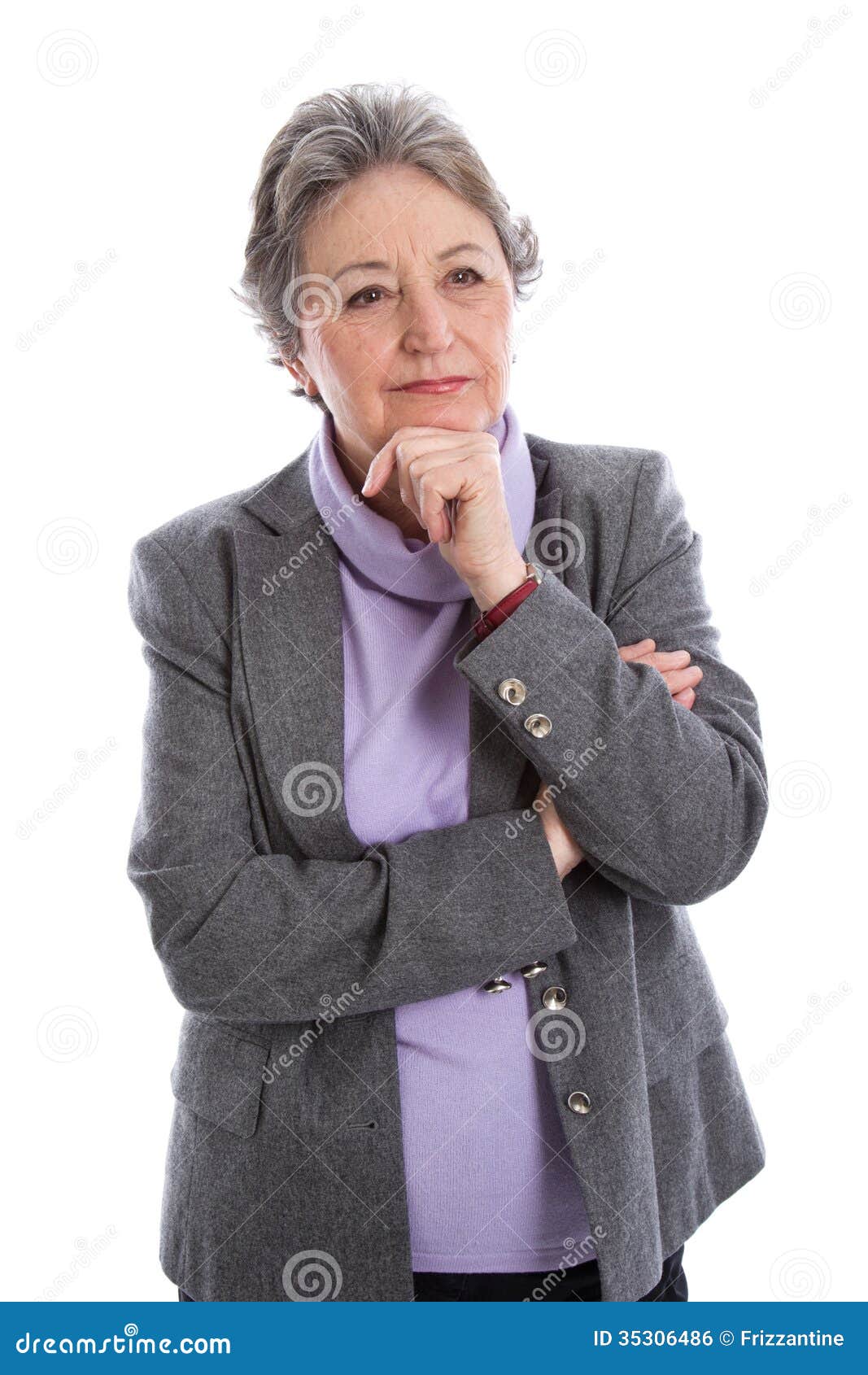 Portret van rijpe grijze haired oudere vrouw in hoodie buiten | Premium Foto