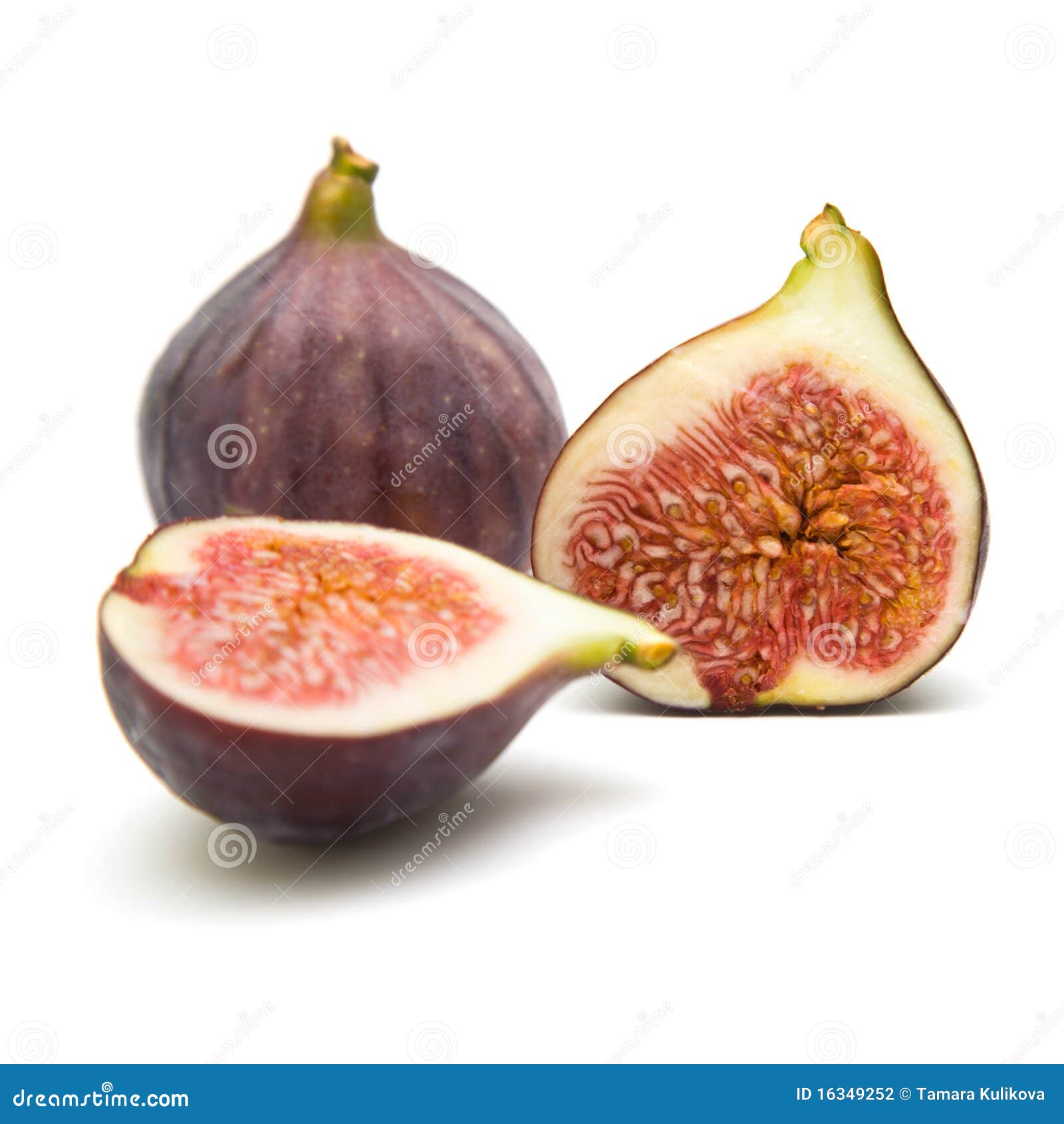 Rijpe purpere fig.vruchten, één gesneden in de helft; geïsoleerde;
