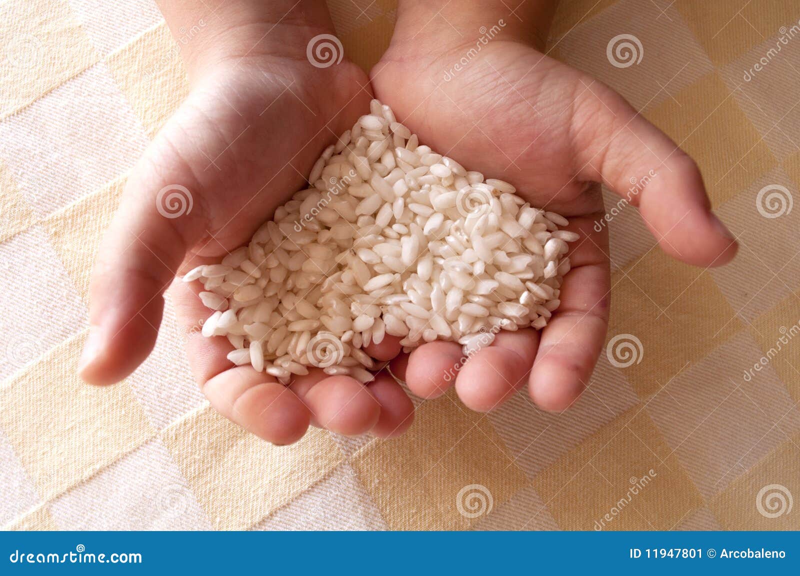 Рис держит воду. Горсть риса. Горсть рисовых зерен. Пригоршня риса. Перебрать рис.