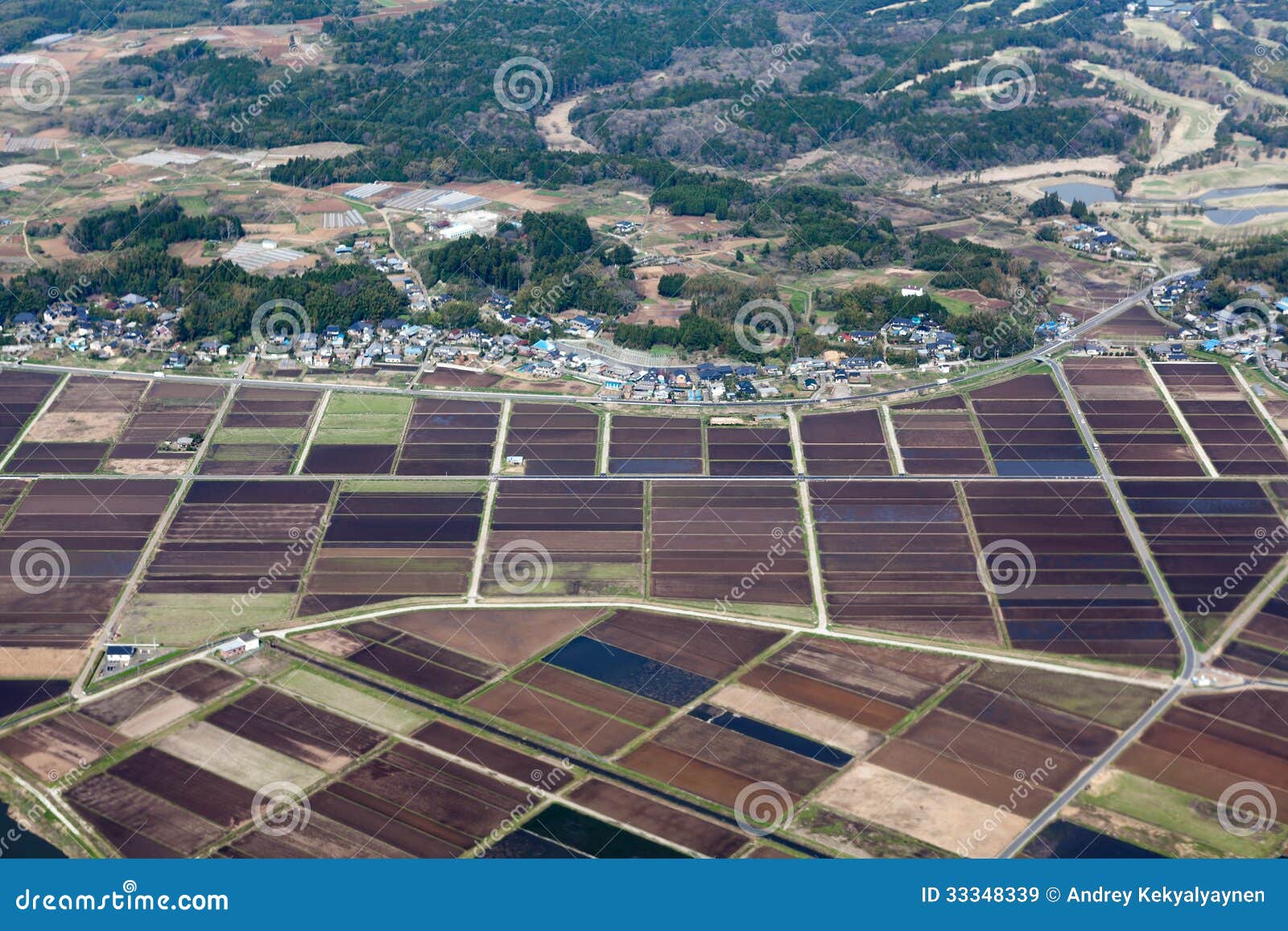 Rijstweiden en gebieden dichtbij klein dorp. Rijstweiden en gebieden dichtbij klein Japans dorp. Luchtmening van vliegtuigen. Japan