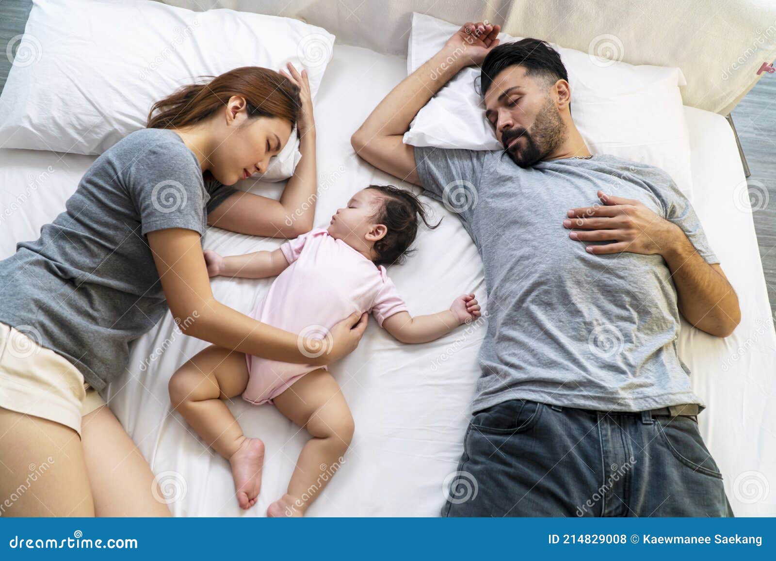 Padre scopa la figlia mentre dorme