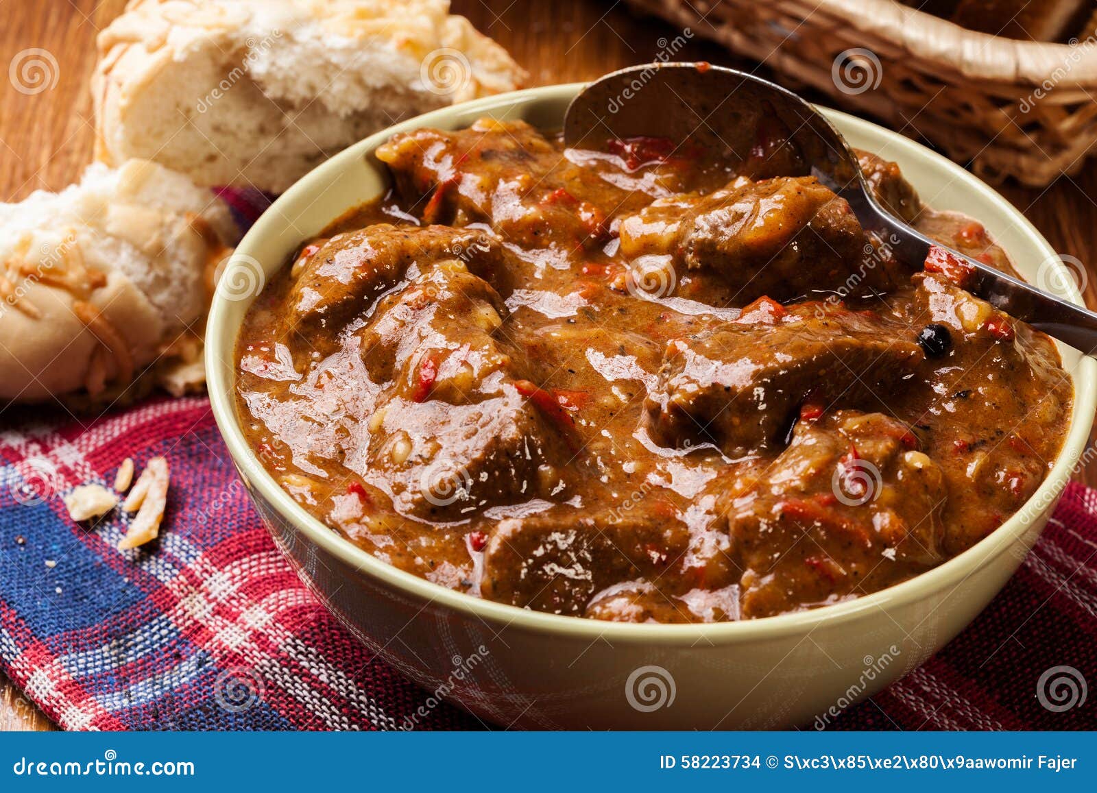 Rindereintopf Gedient Mit Krustigem Brot Stockfoto - Bild von karotten ...