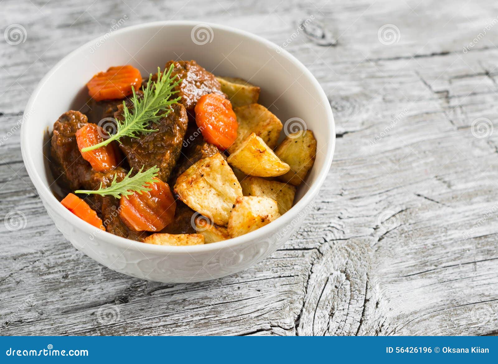 Rindergulasch Mit Karotten Und Gebratenen Kartoffeln in Einer Weißen ...