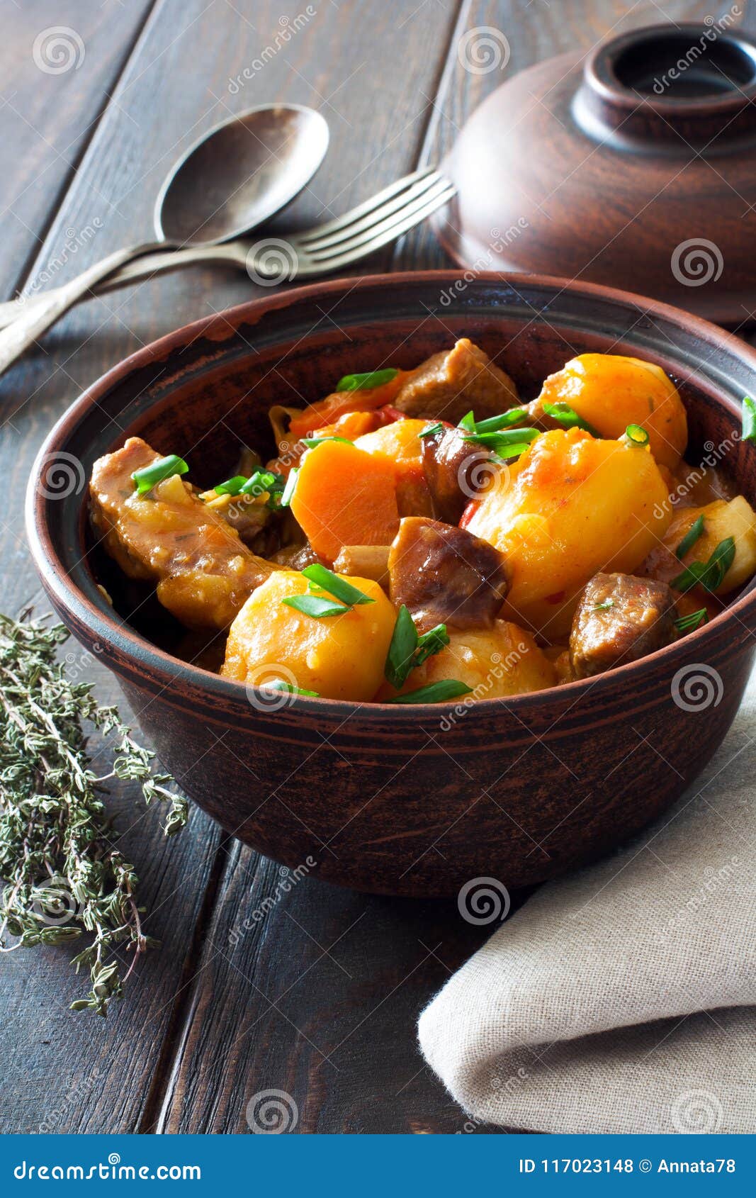 Rindergulasch Mit Kartoffeln, Karotten Und Pilzen Stockfoto - Bild von ...