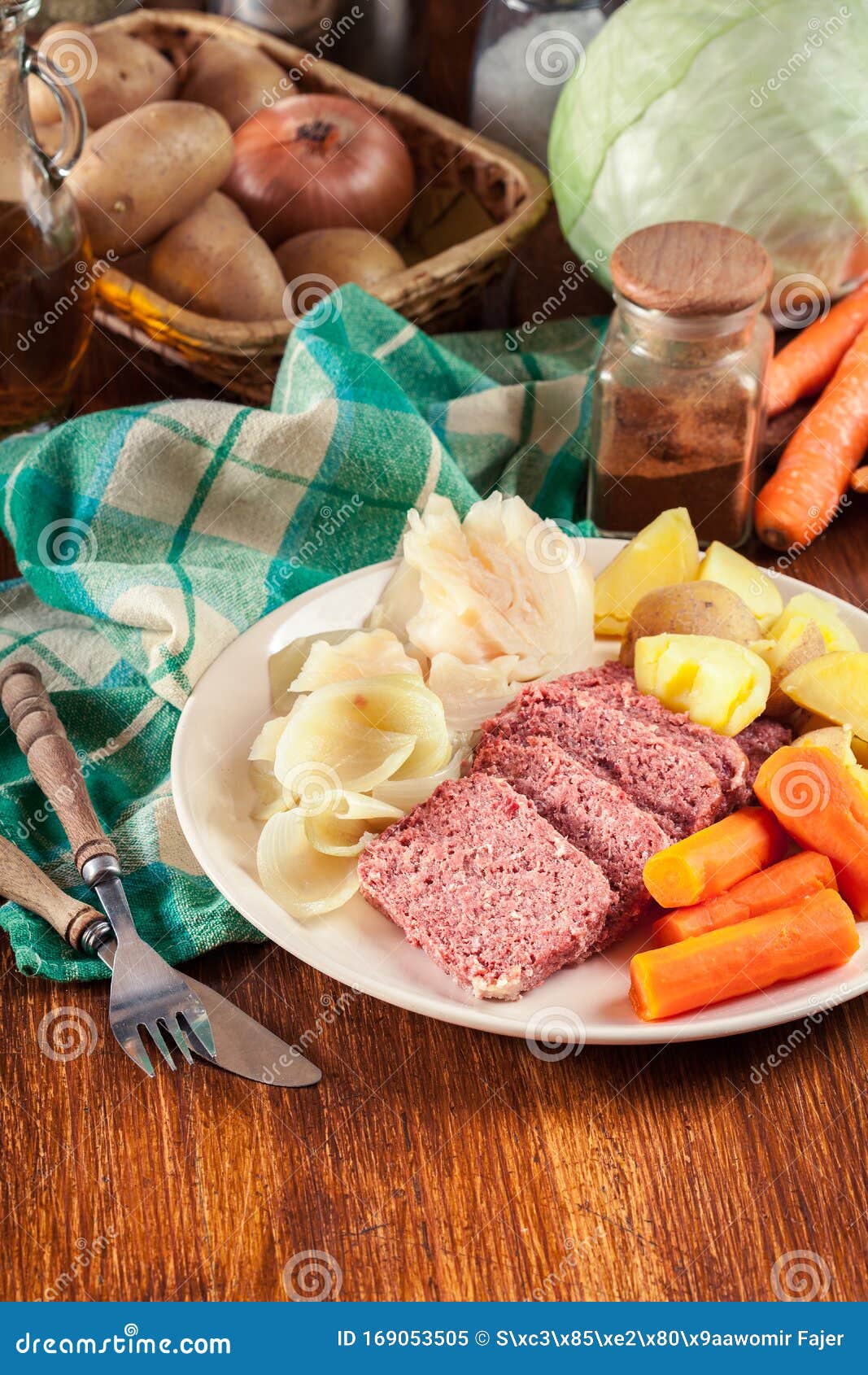 Rindfleisch und Kohl mit Kartoffeln und Karotten. Corned Beef and Cabbage mit Kartoffeln und Karotten am St. Patrick's Day