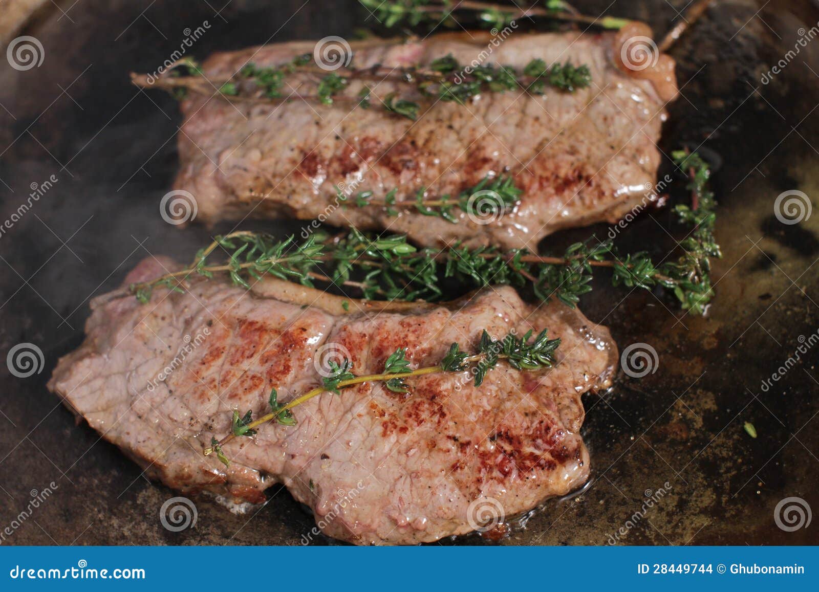 Rindfleischsteak, das in einer Eisengrillwanne kocht.