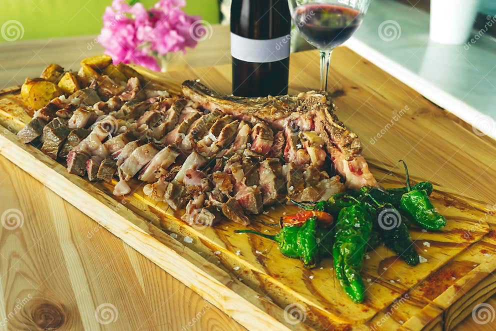 Rindfleischsteak in Scheiben, Saftig Und Appetitlich, Mit Kartoffeln ...