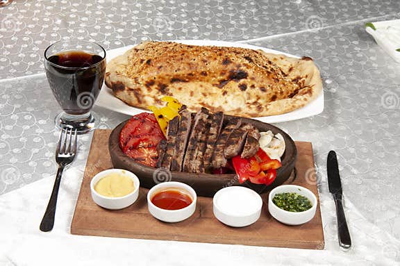 Rindssteak Und Vorspeisen am Tag. Stockfoto - Bild von glas, tandoori ...