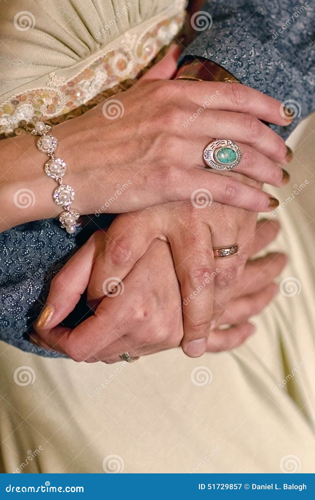 Ringen Op Vingers Man En Vrouw Stock Afbeelding Image of liefde