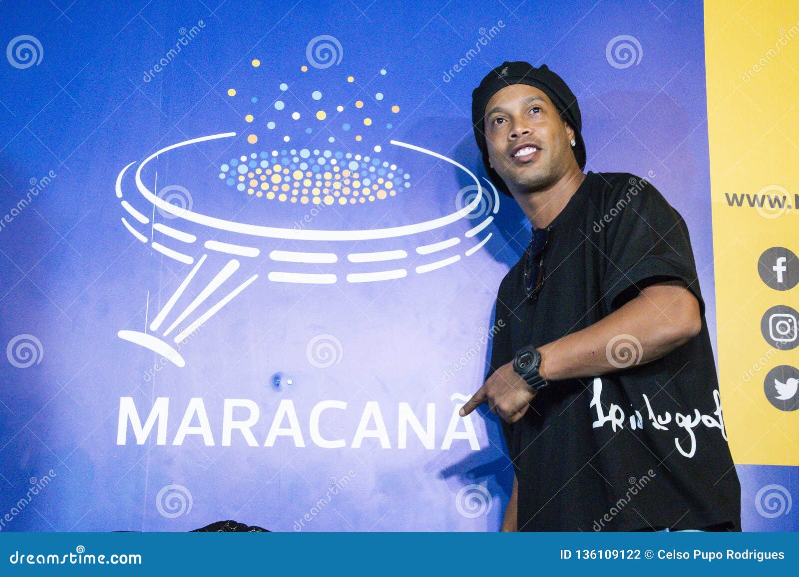 Ronaldinho Gaucho Makes Mold of the Feet To Be Eternalized Editorial Stock  Photo - Image of activity, sport: 136109233