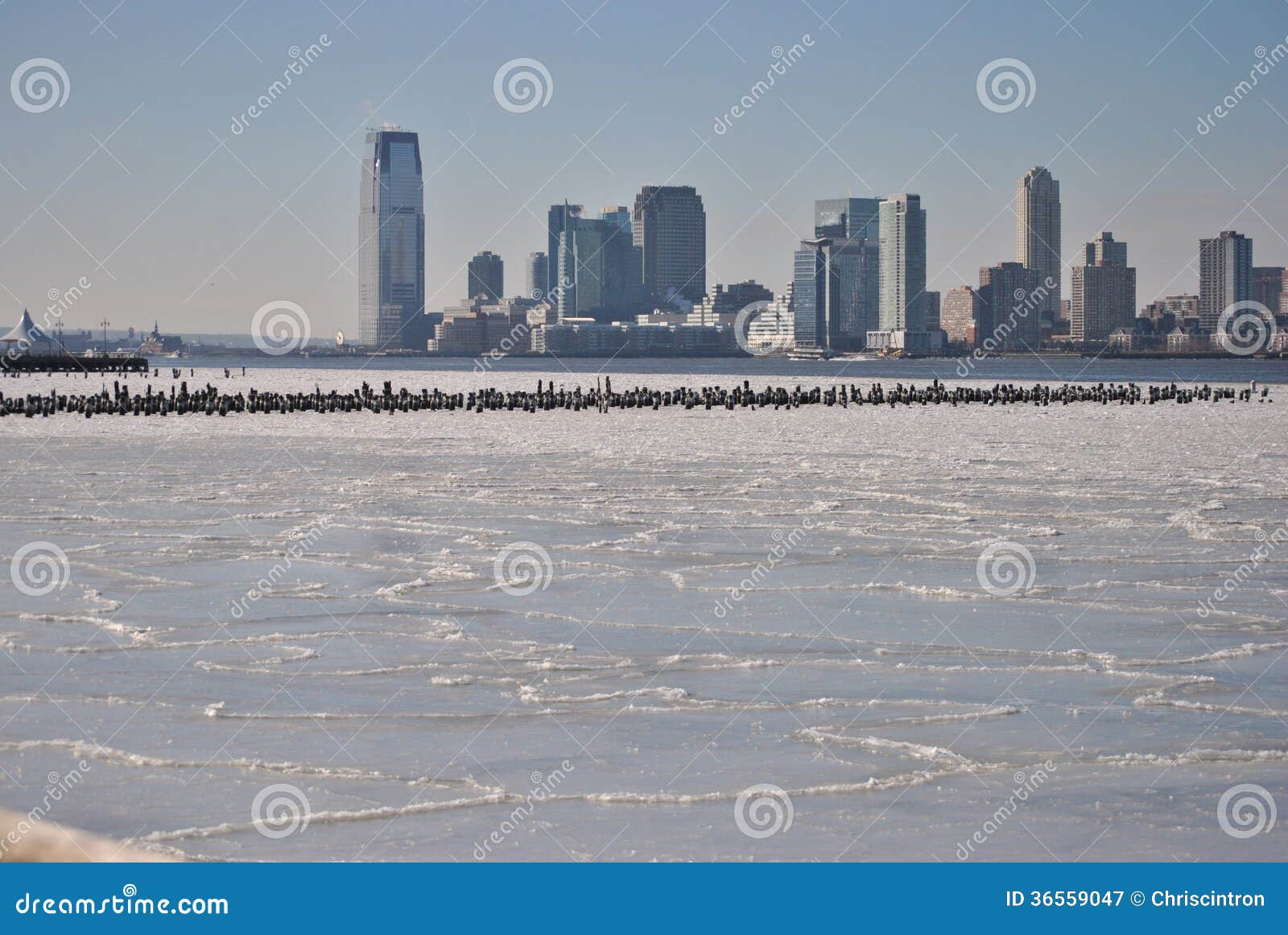 Rio congelado nos Estados Unidos. Esta foto é do Rio Hudson, tomado de um mais baixo manhattan, porque os Estados Unidos enfrentam temperaturas frias extremas.