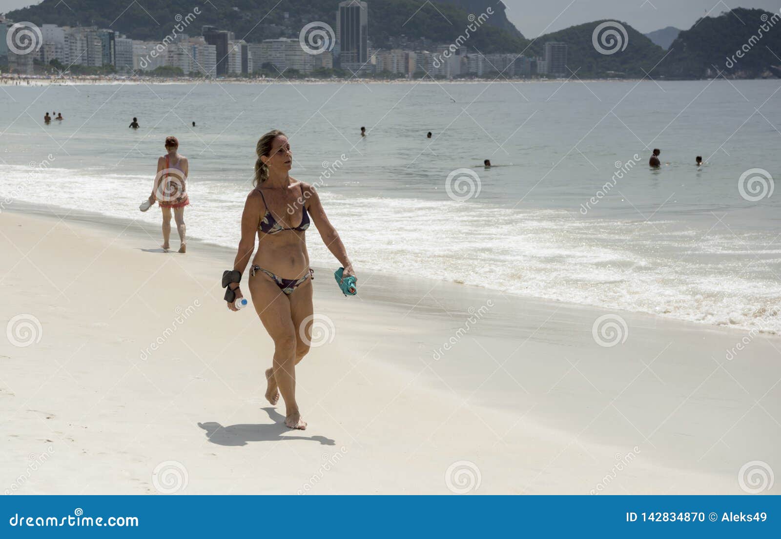 Pretty Woman Walking On The Beach Of Copacabana Citizens Bathe And Sunbathe Editorial Image Image Of Sunbathing Copacabana Pretty Woman Walking On The Beach Of Copacabana Citizens Bathe And Sunbathe Editorial Image Image Of Sunbathing Copacabana