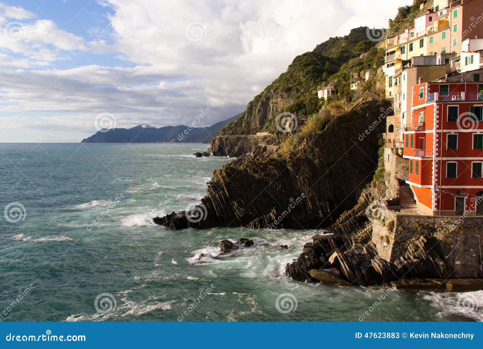 Belägen mitt emot nord längs kusten från Riomaggiore, Cinque Terre, Italien