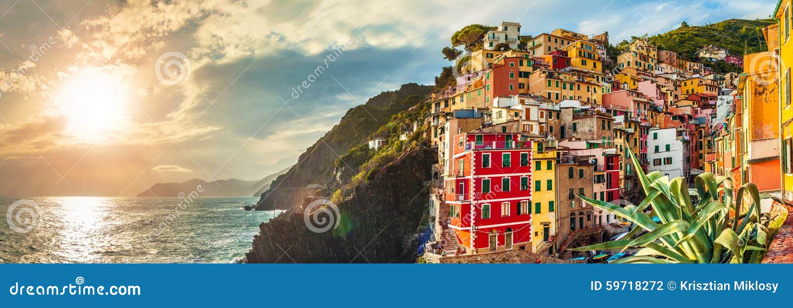 riomaggiore panorama, cinque terre, italy