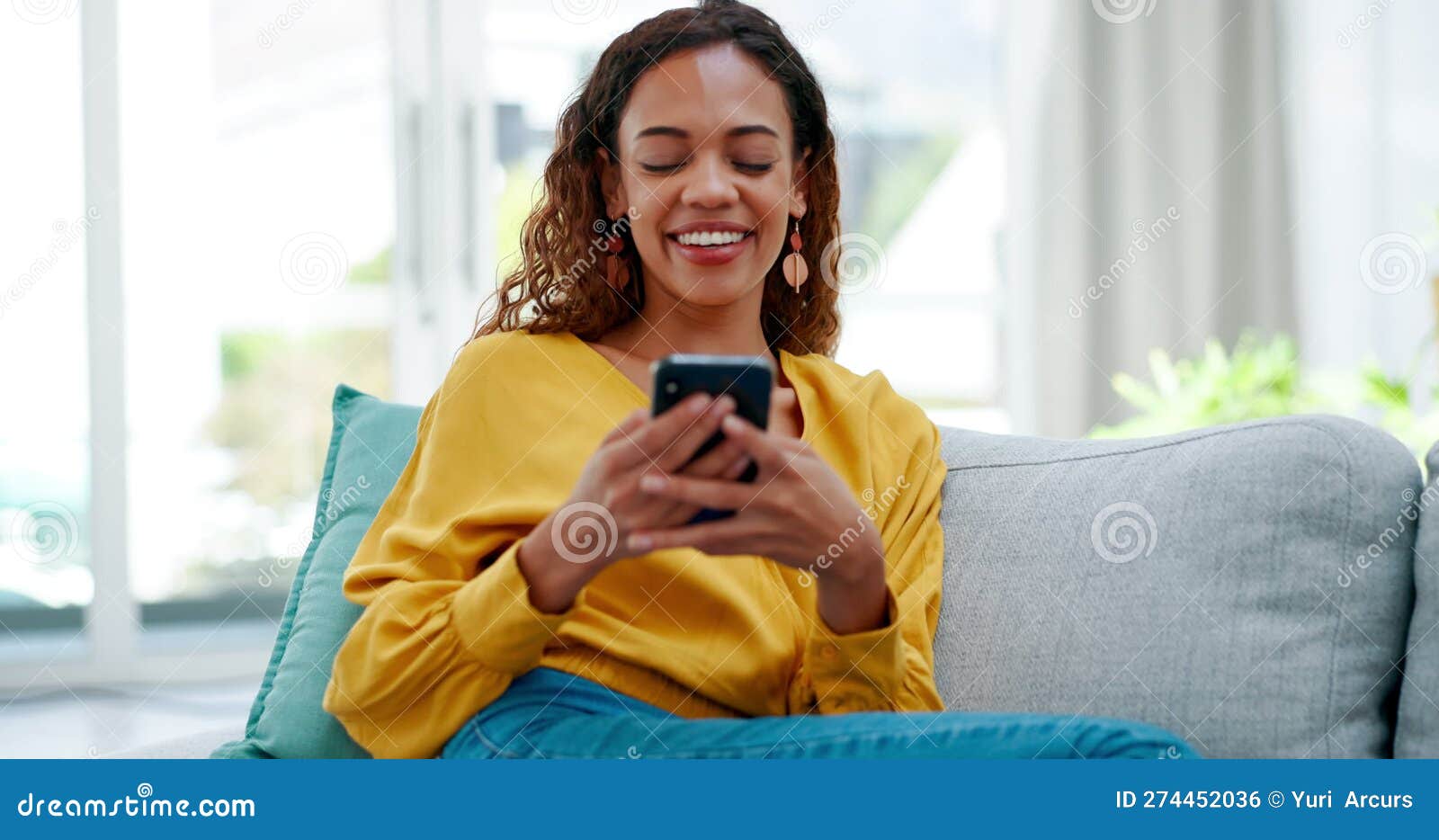 Telefone online e a mulher relaxa mandando mensagens de texto em uma casa  ou apartamento e rindo de memes engraçados da internet nas mídias sociais  sorria feliz e conversando no aplicativo de