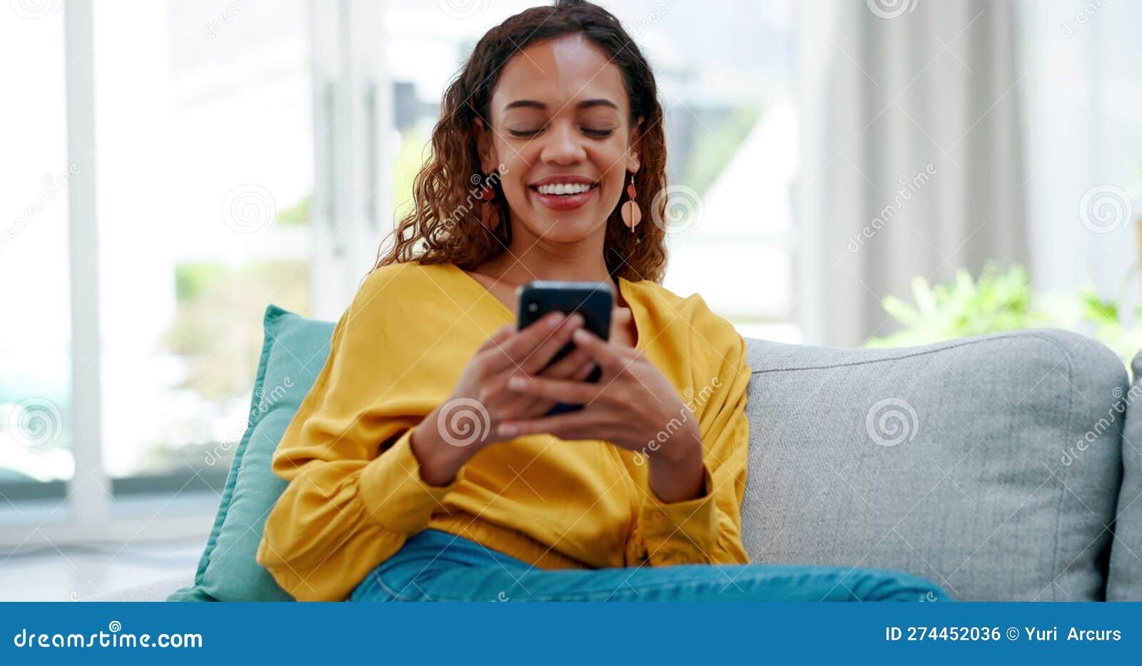 Amigos da mulher e telefone rindo na videochamada para memes de piadas  engraçadas ou comunicação em casa mulheres conversando no smartphone móvel  com risadas para conversa boba ou discussão no sofá da