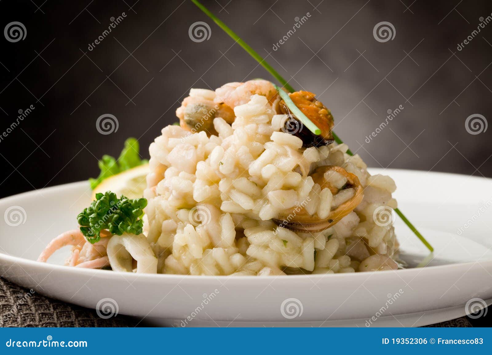 Risotto con los mariscos foto de archivo. Imagen de calamar 19352306