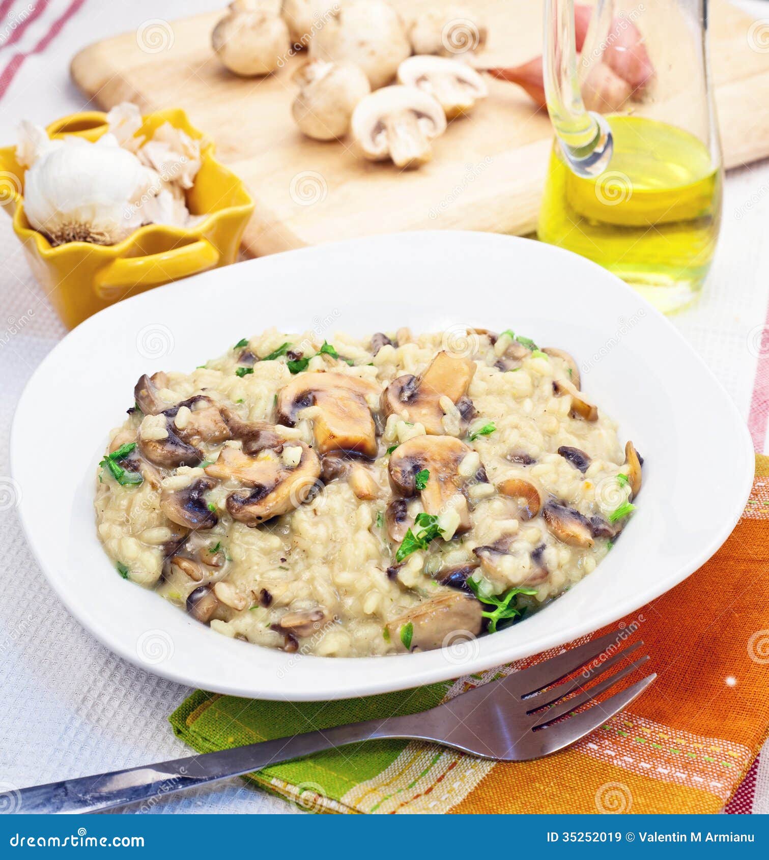Risotto del fungo immagine stock. Immagine di cucina 35252019