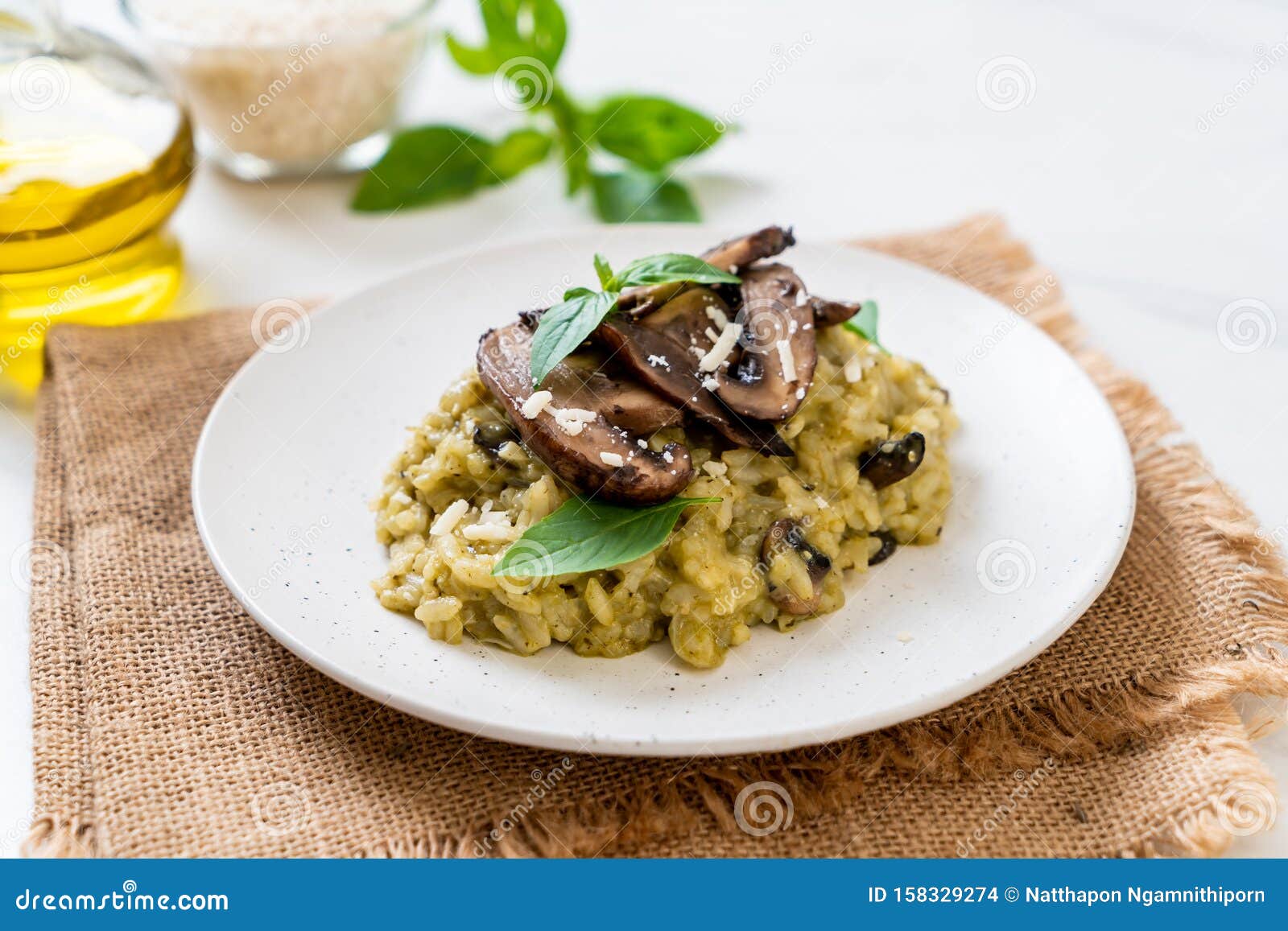 Risotto Hongo Con Pesto Y Queso Foto de archivo Imagen de culinario