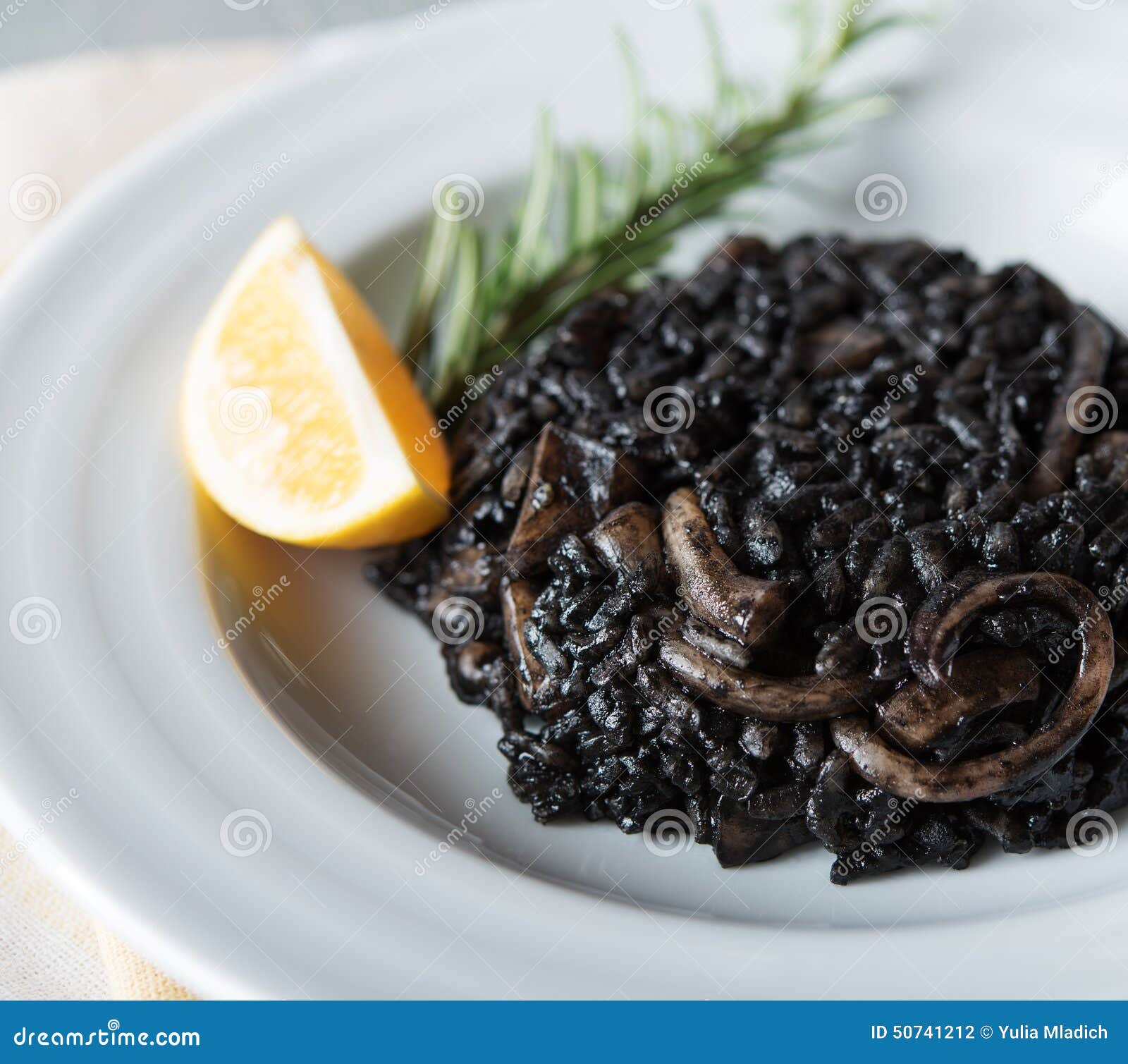 Risotto Nero Con Frutti Di Mare Fotografia Stock Immagine di tabella