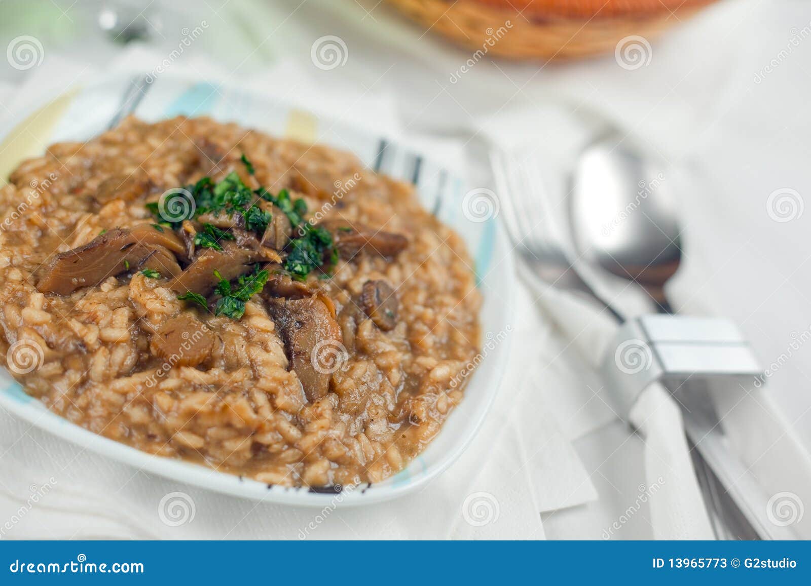 Risotto αγκιναρών. η σειρά μαθημάτων αγκιναρών έκοψε ρηχό επιτραπέζιο λευκό risotto ρυζιού βάθους έτοιμο το πεδίο