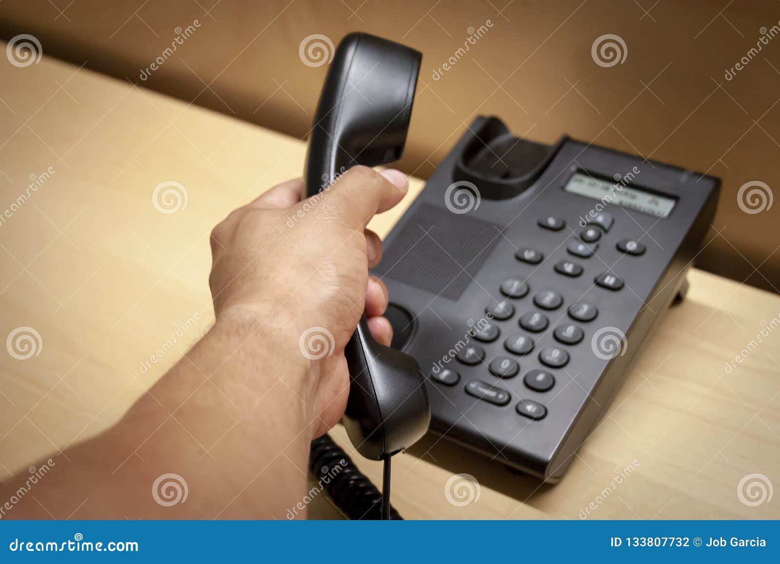 Risposta Della Chiamata Da Un Telefono Nero Fotografia Stock Immagine