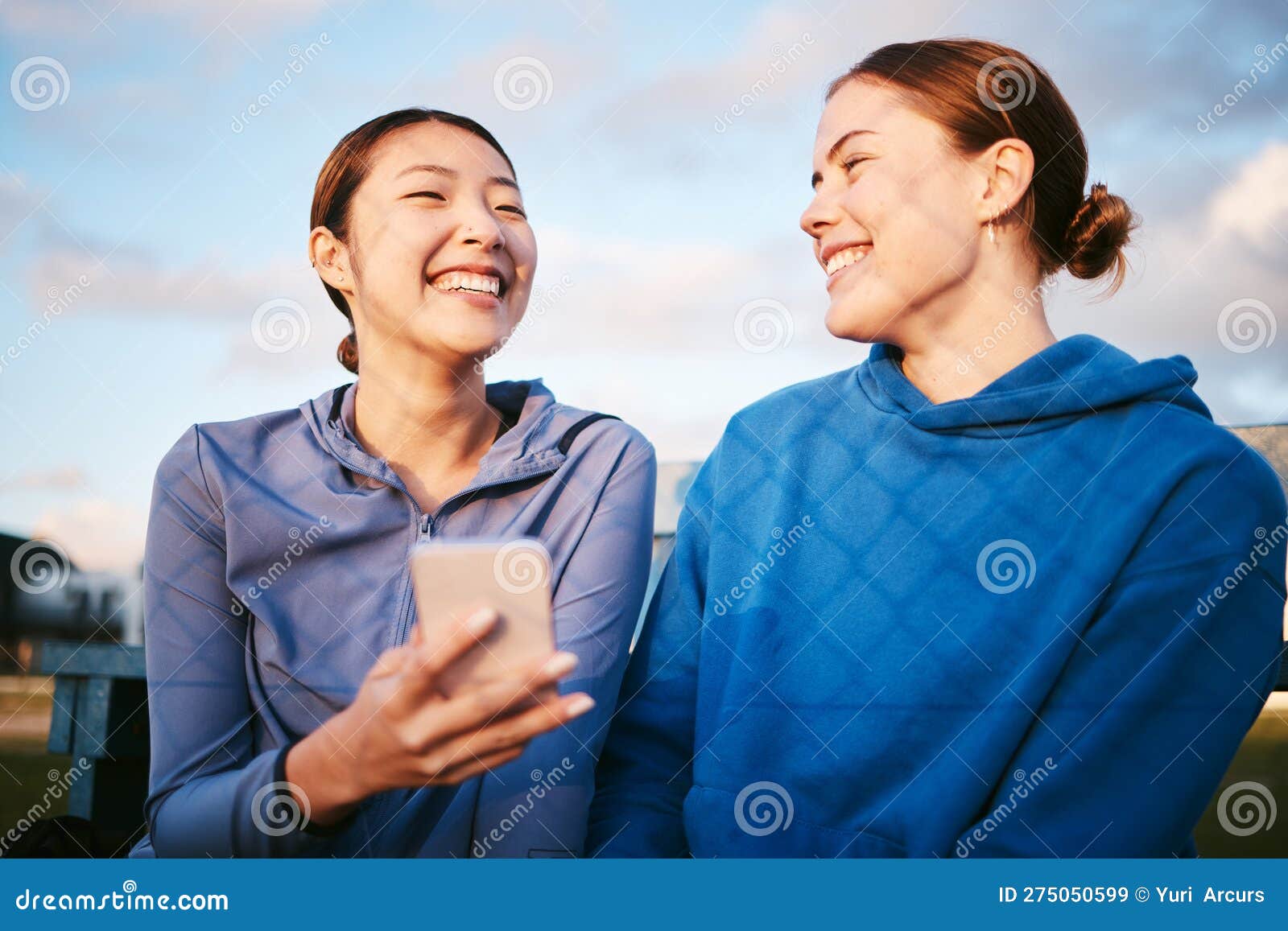 Amigos meninas ao ar livre e smartphone para conexão de jogos