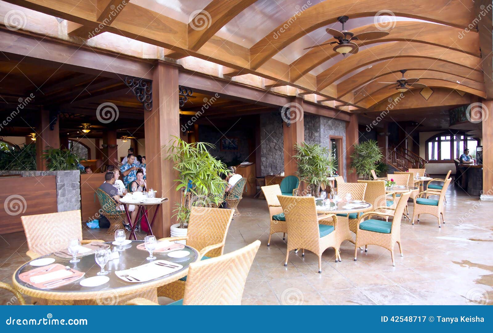 Ristorante su una veranda aperta in un albergo di lusso moderno ... Cuisine decorazione veranda