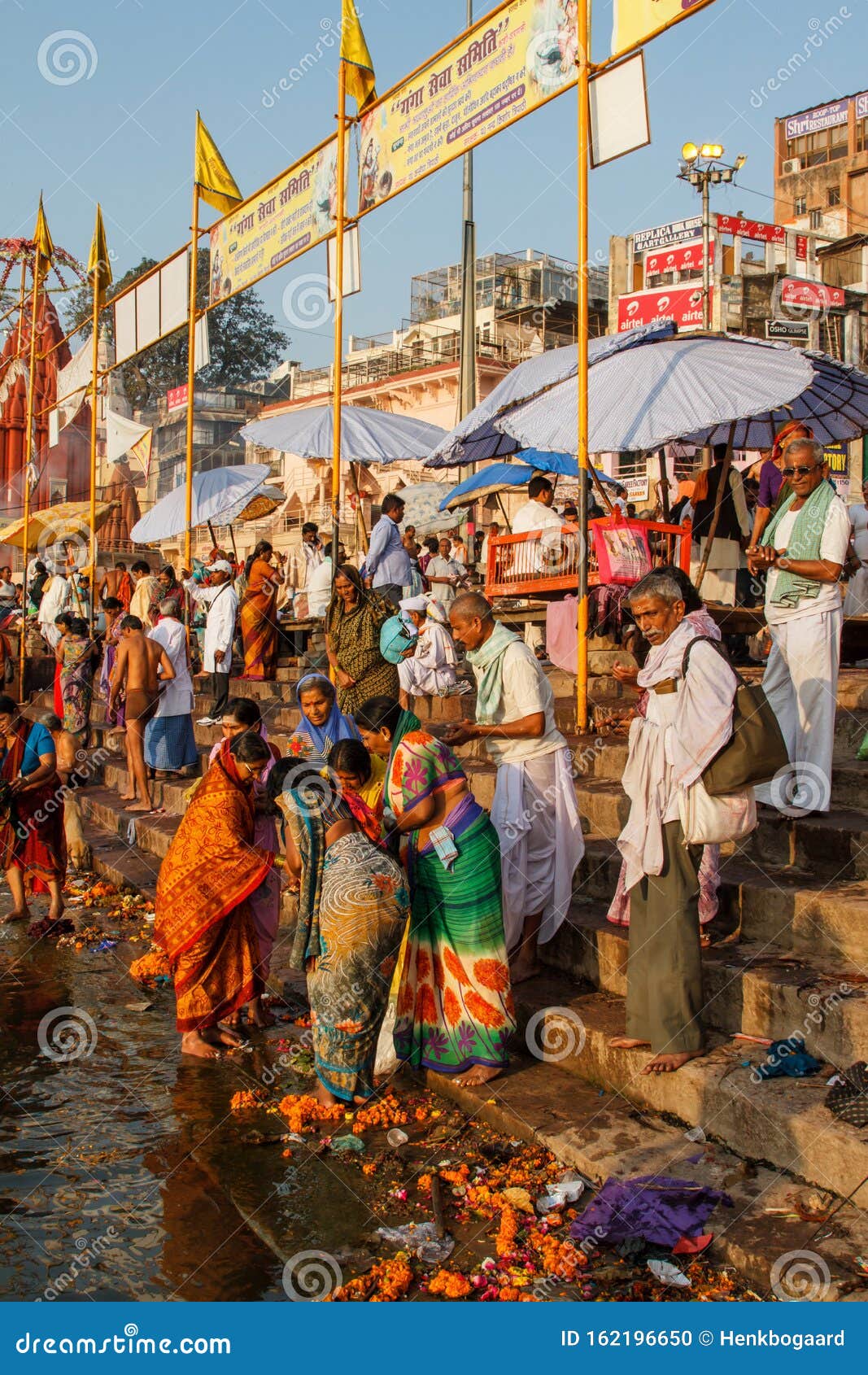 Milhares de indianos celebram festival hindu com banho no rio