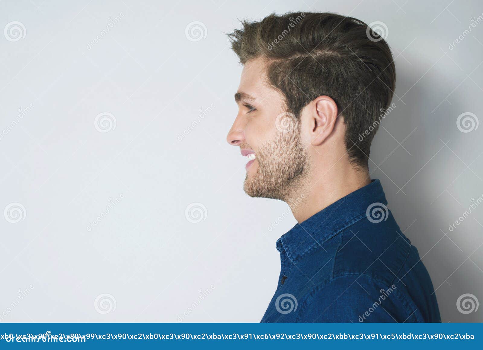 Ritratto Bello Di Profilo Di Giovane Uomo Sorriso Fotografia Stock Immagine Di Umano Camicia