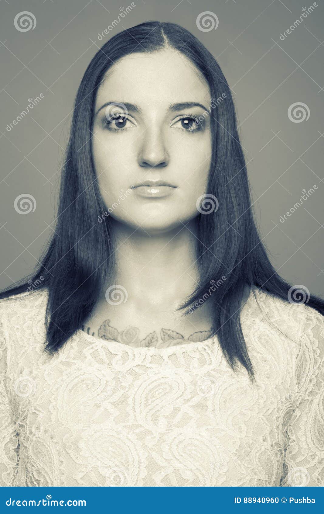 Ritratto In Bianco E Nero Di Castana Caucasico Del Yuong Fotografia Stock Immagine Di Bello