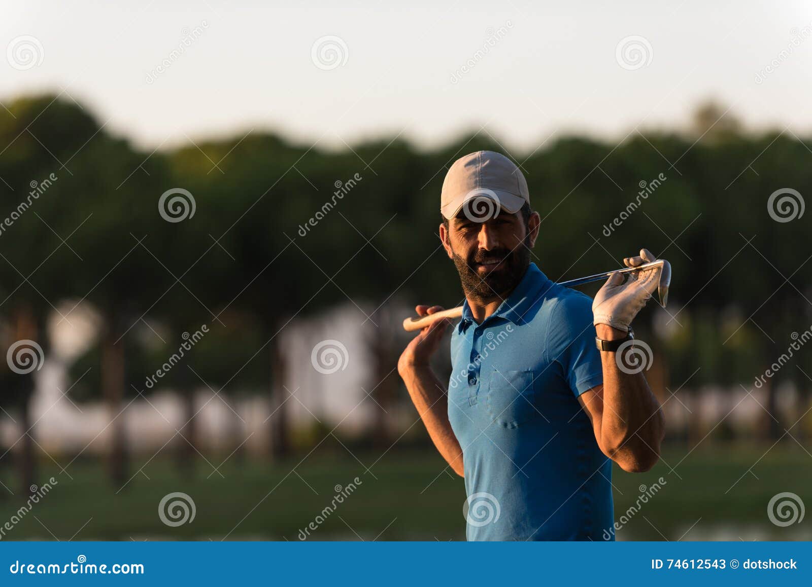 Ritratto del giocatore di golf al campo da golf sul tramonto. Ritratto del Medio-Oriente bello del giocatore di golf al campo da golf al bello tramonto