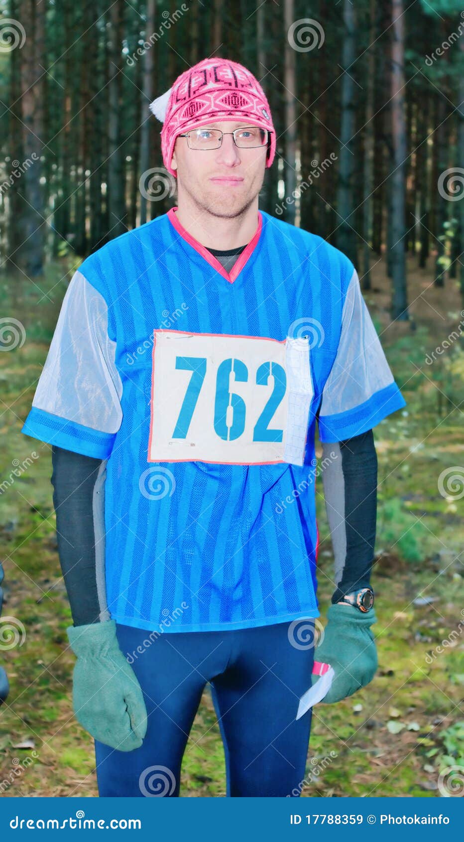 Ritratto del partecipante dello sport che orienteering. Ritratto del partecipante di orienteering nella foresta durante il periodo di autunno