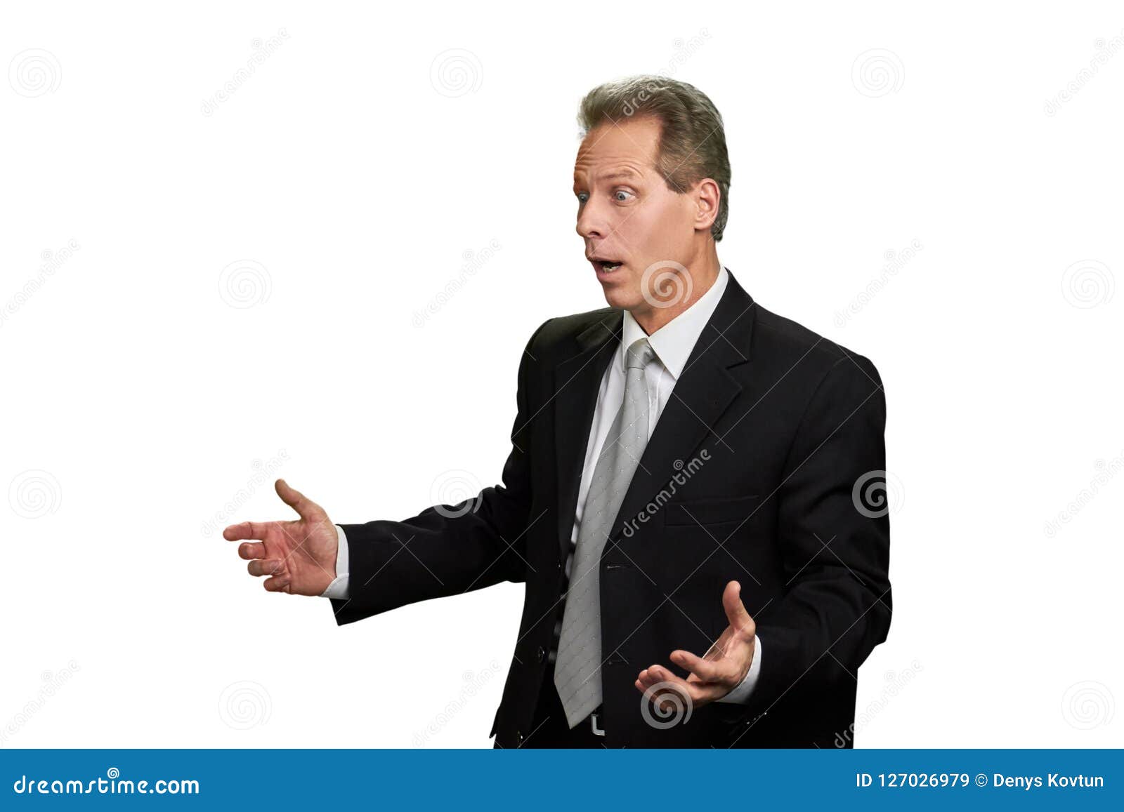 Ritratto dell'uomo d'affari di mezza età colpito Uomo sorpreso nell'usura convenzionale che gesturing con le mani su fondo bianco