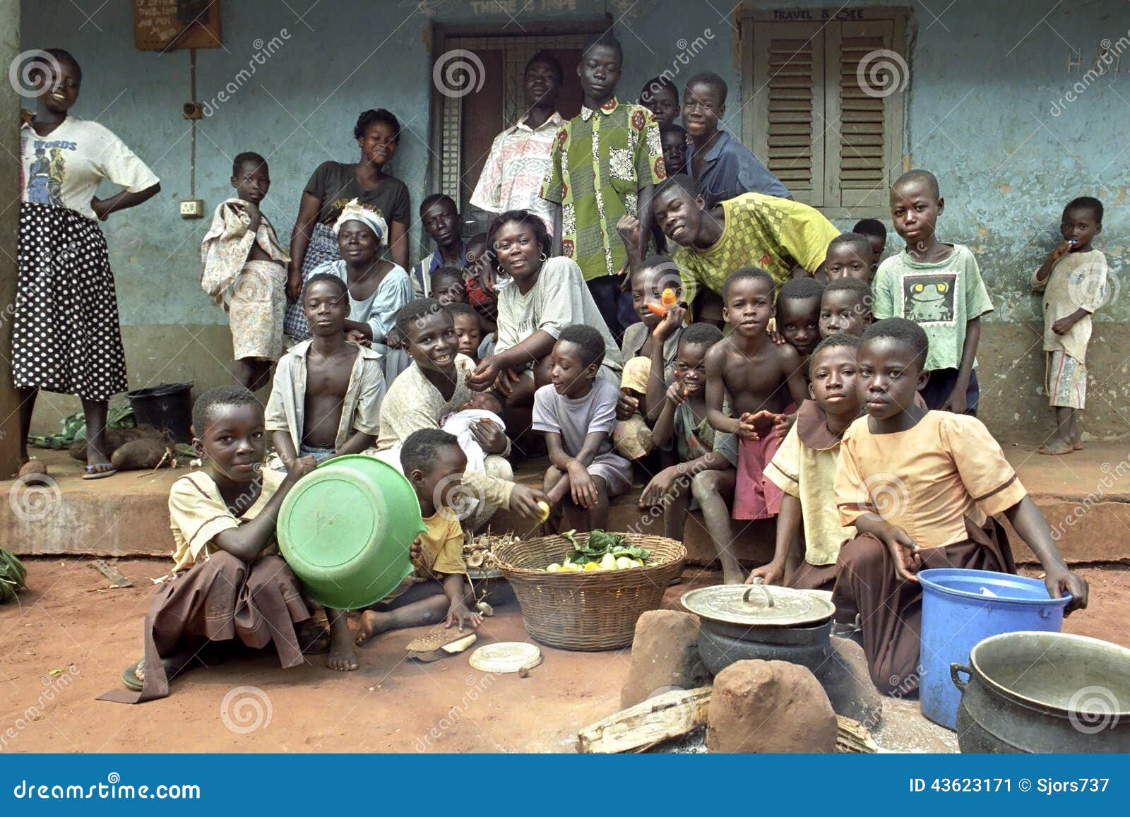 Ritratto Della Famiglia Della Famiglia Allargata Del Ghana Fotografia  Editoriale - Immagine di giornaliere, famiglie: 43623171