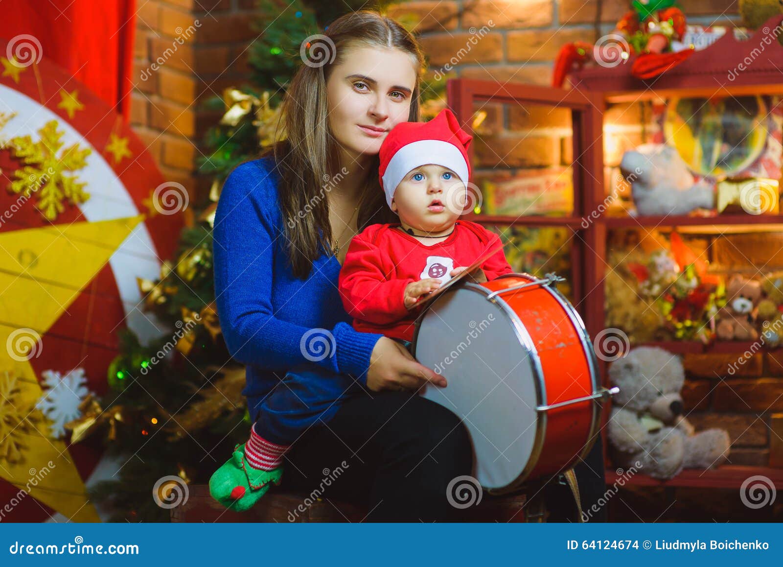 Ritratto della famiglia di Natale nella vita domestica di festa. Ritratto della famiglia di Natale nel salone domestico di festa Camera che decora dall'albero di natale