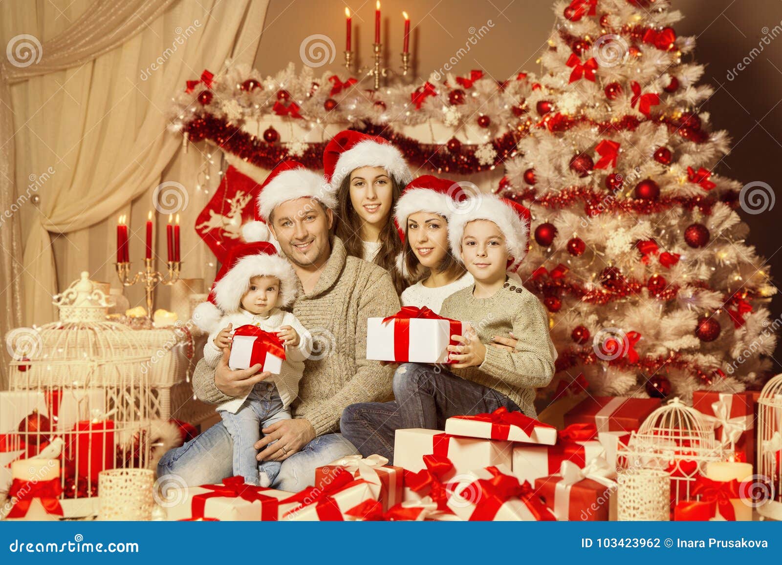 Ritratto Della Famiglia Di Natale Padre Felice Mother E Bambini Fotografia Stock Immagine Di Coppie Natale