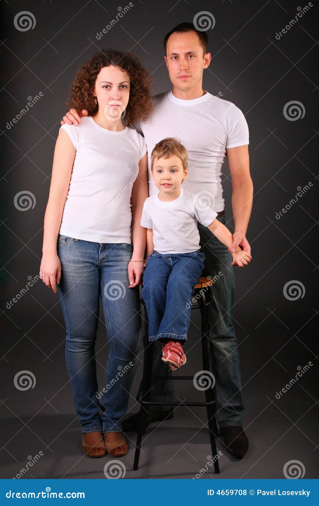 Ritratto Della Famiglia In Studio Fotografia Stock Immagine Di Famiglia Corpo