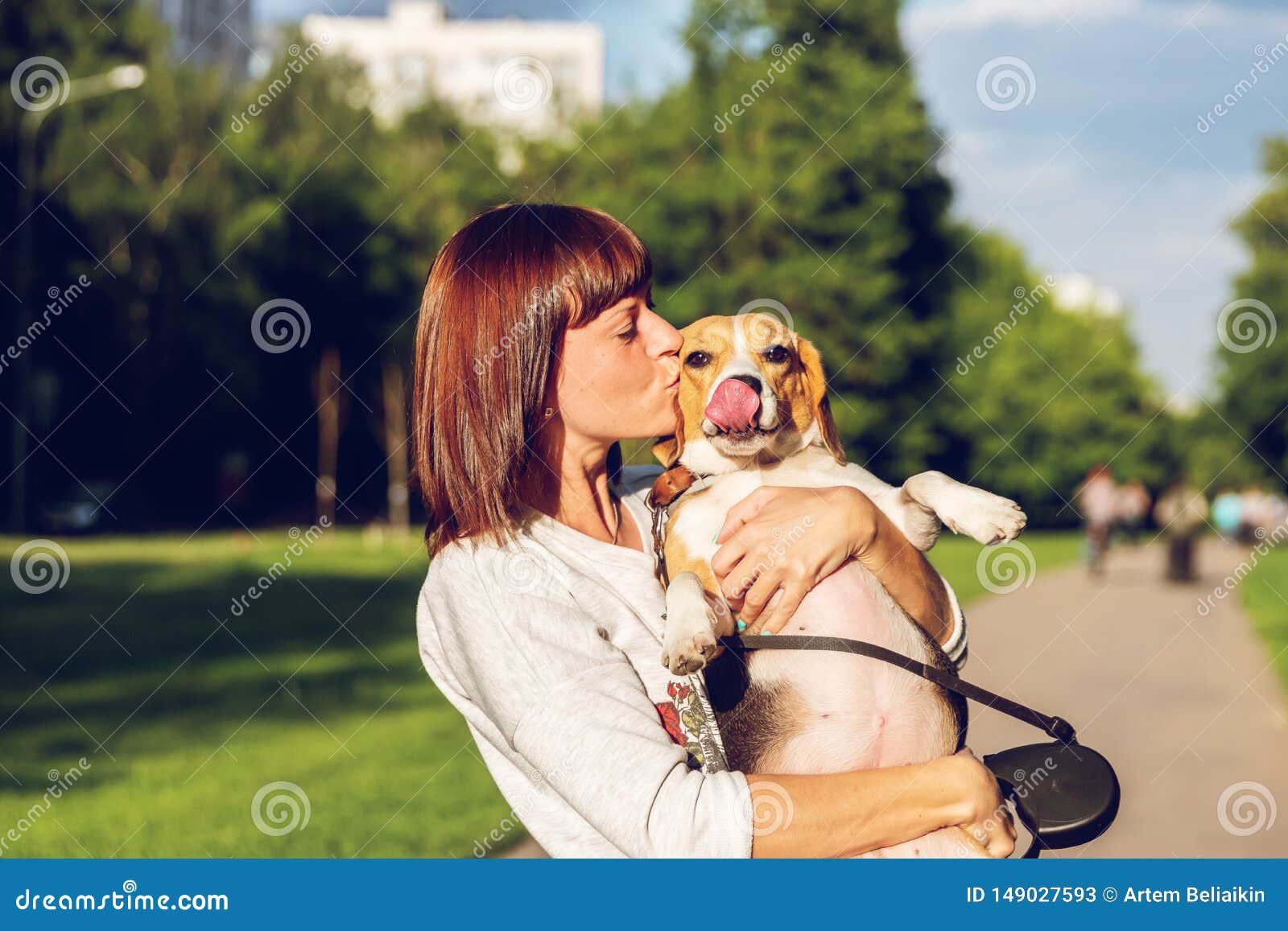 Donne Che Scopano Con Cane Ritratto Della Giovane Donna Che Bacia Il Suo Cane Sveglio Del Cane Da